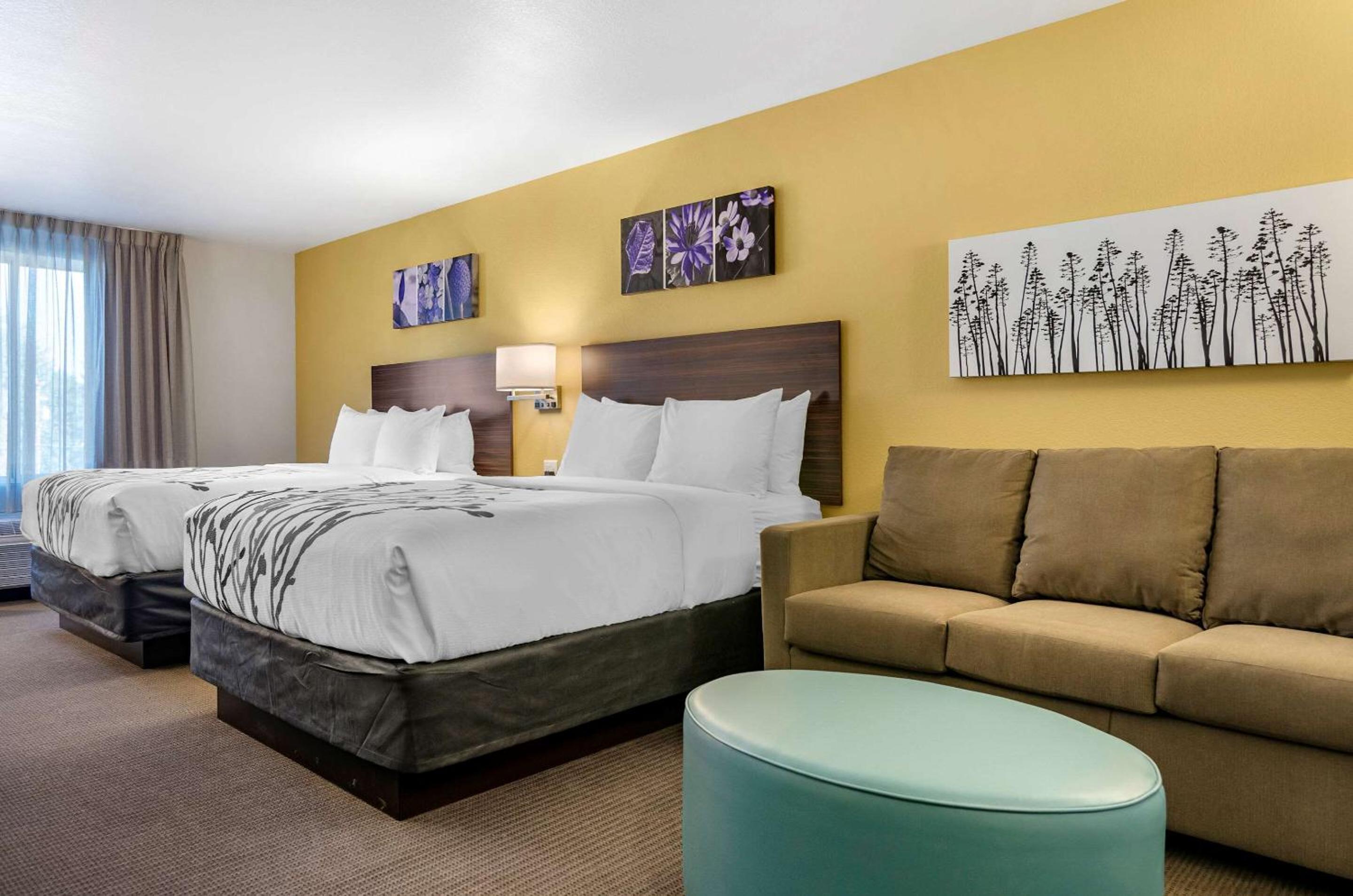 Standard Queen Room with Two Queen Beds - Non-Smoking - Photo 2