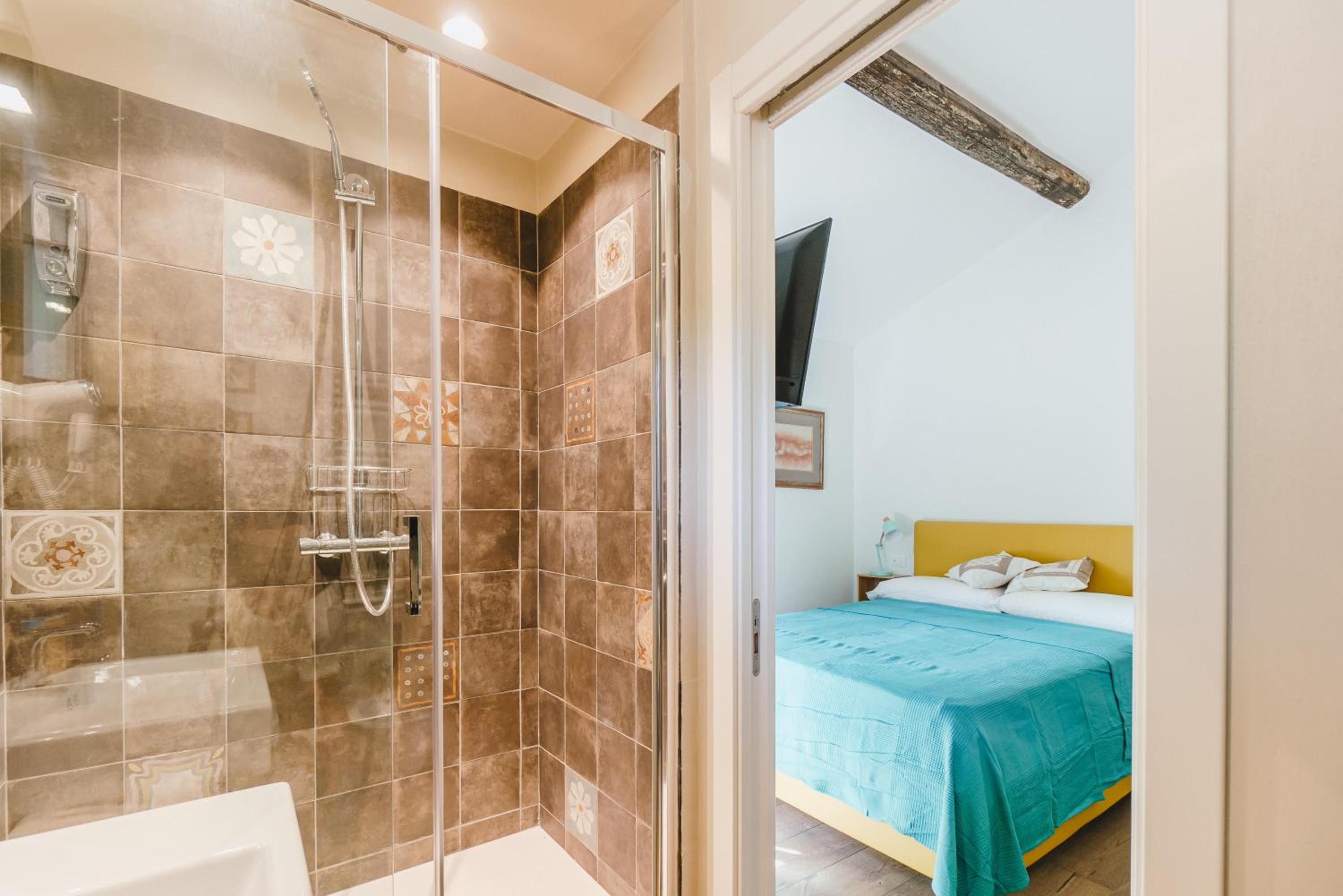 Double Room with Private Bathroom - Photo 8