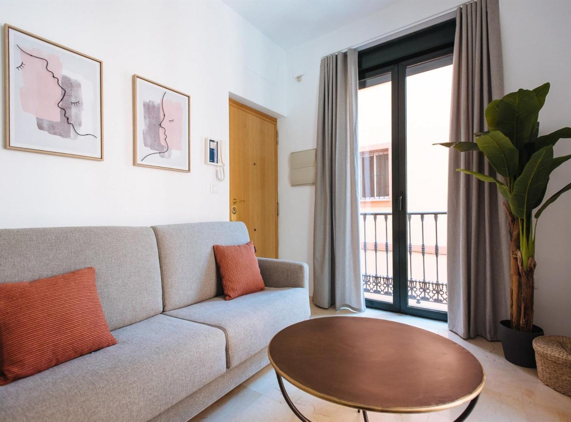Apartment with Balcony - Photo 5