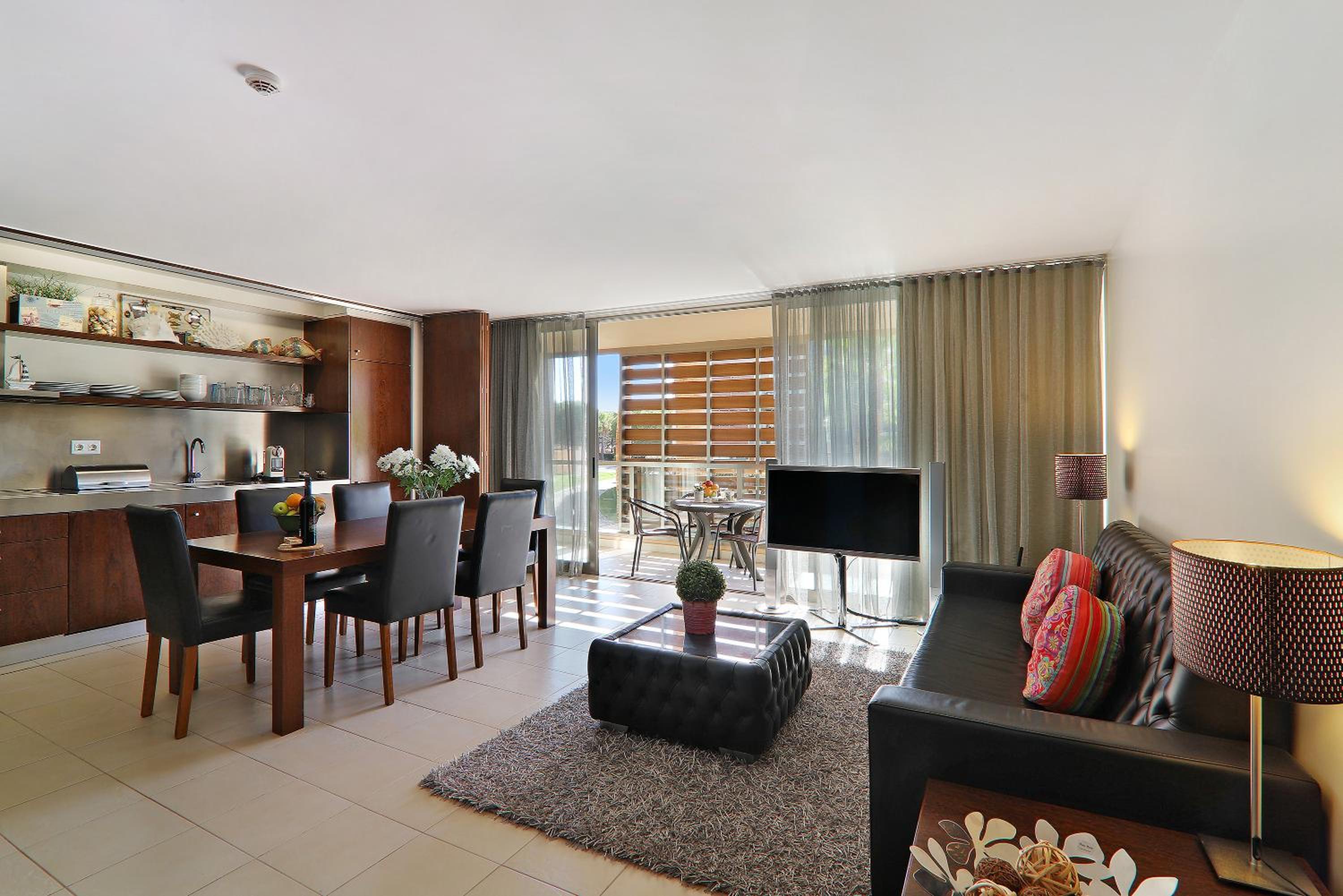 Two-Bedroom Deluxe Apartment with Garden View