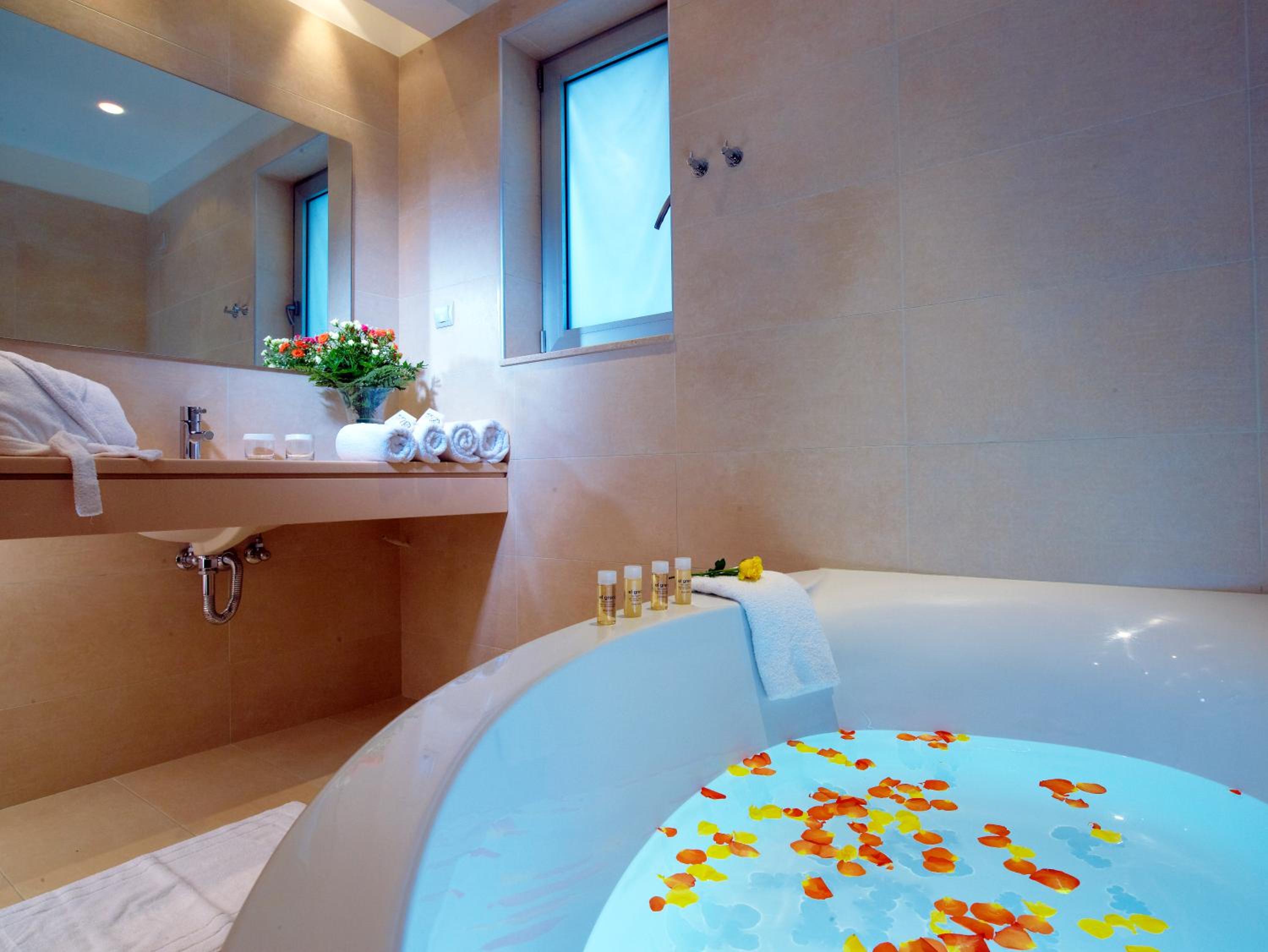 Junior Suite with Sea View - Photo 2