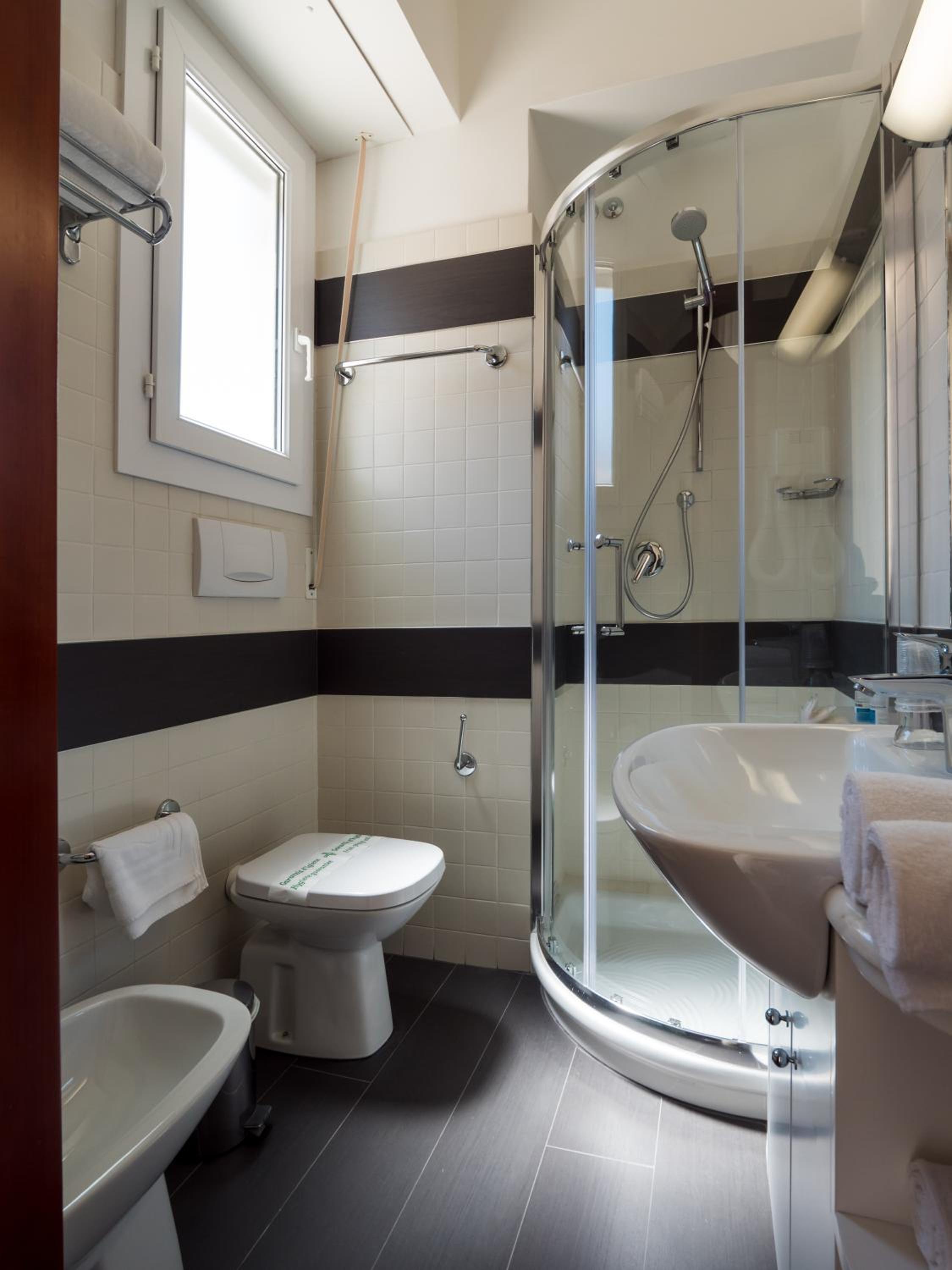 Double Room with Balcony and Partial Sea View photo 2