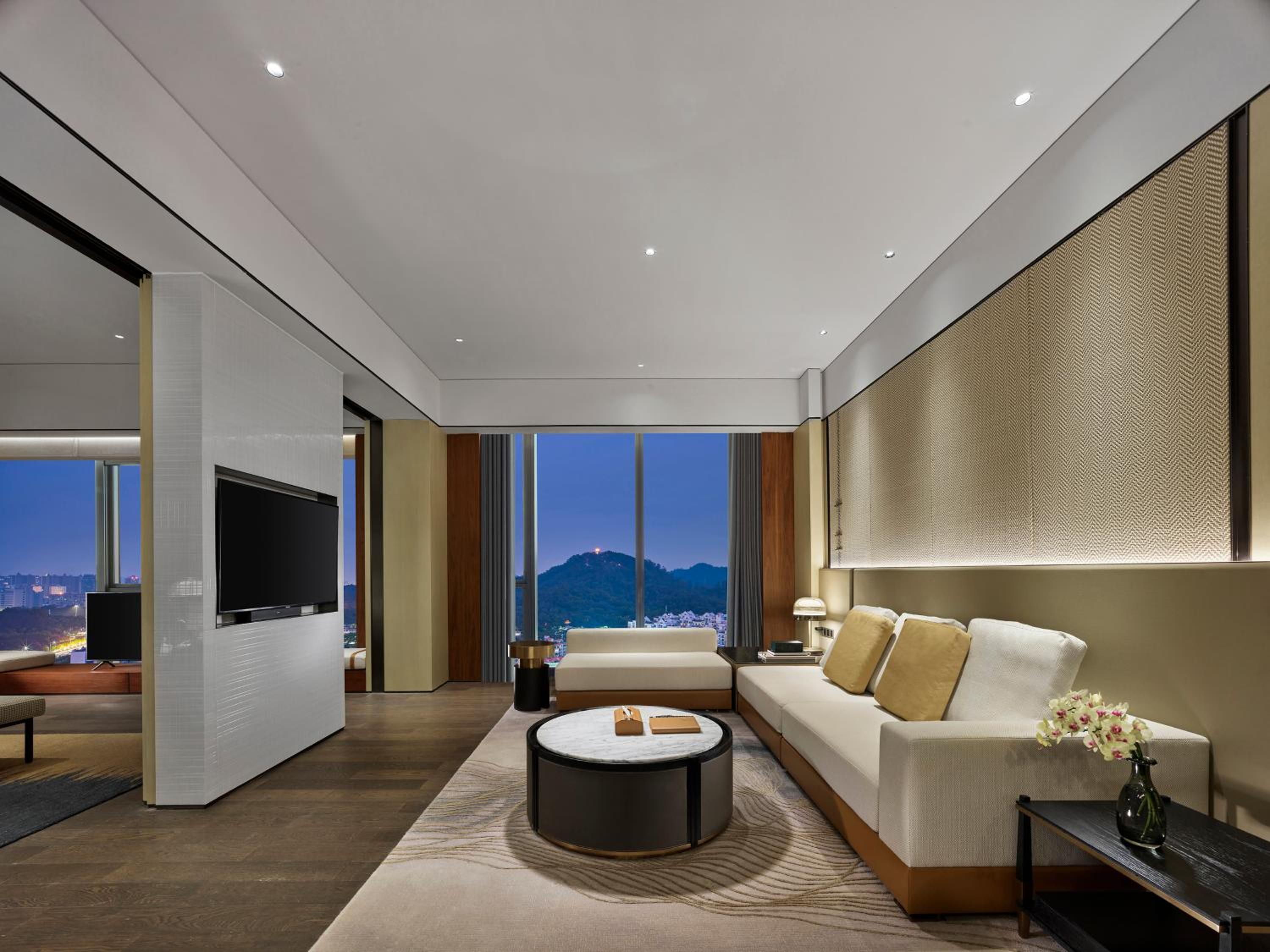 One-Bedroom Suite with Dining Area - Photo 4