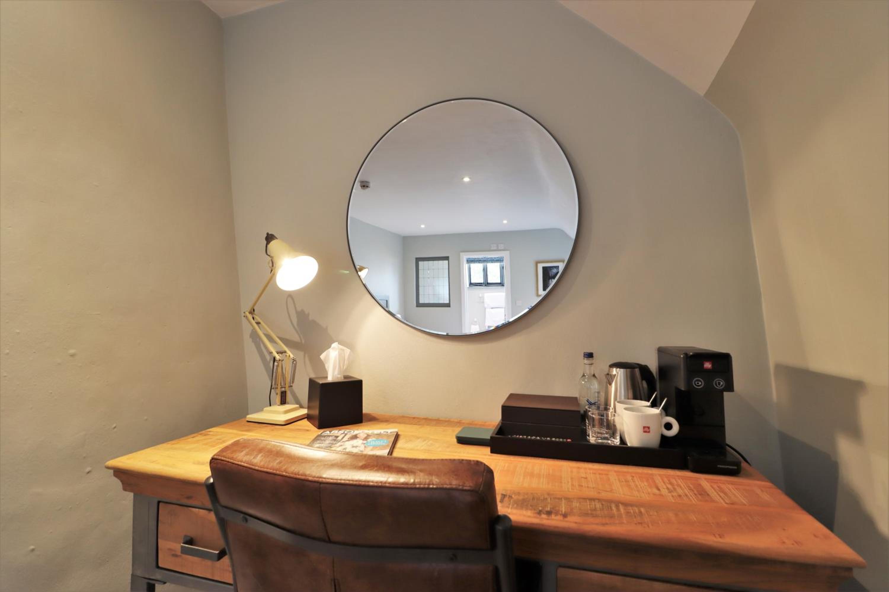 Deluxe Double Room with Shower - Photo 4