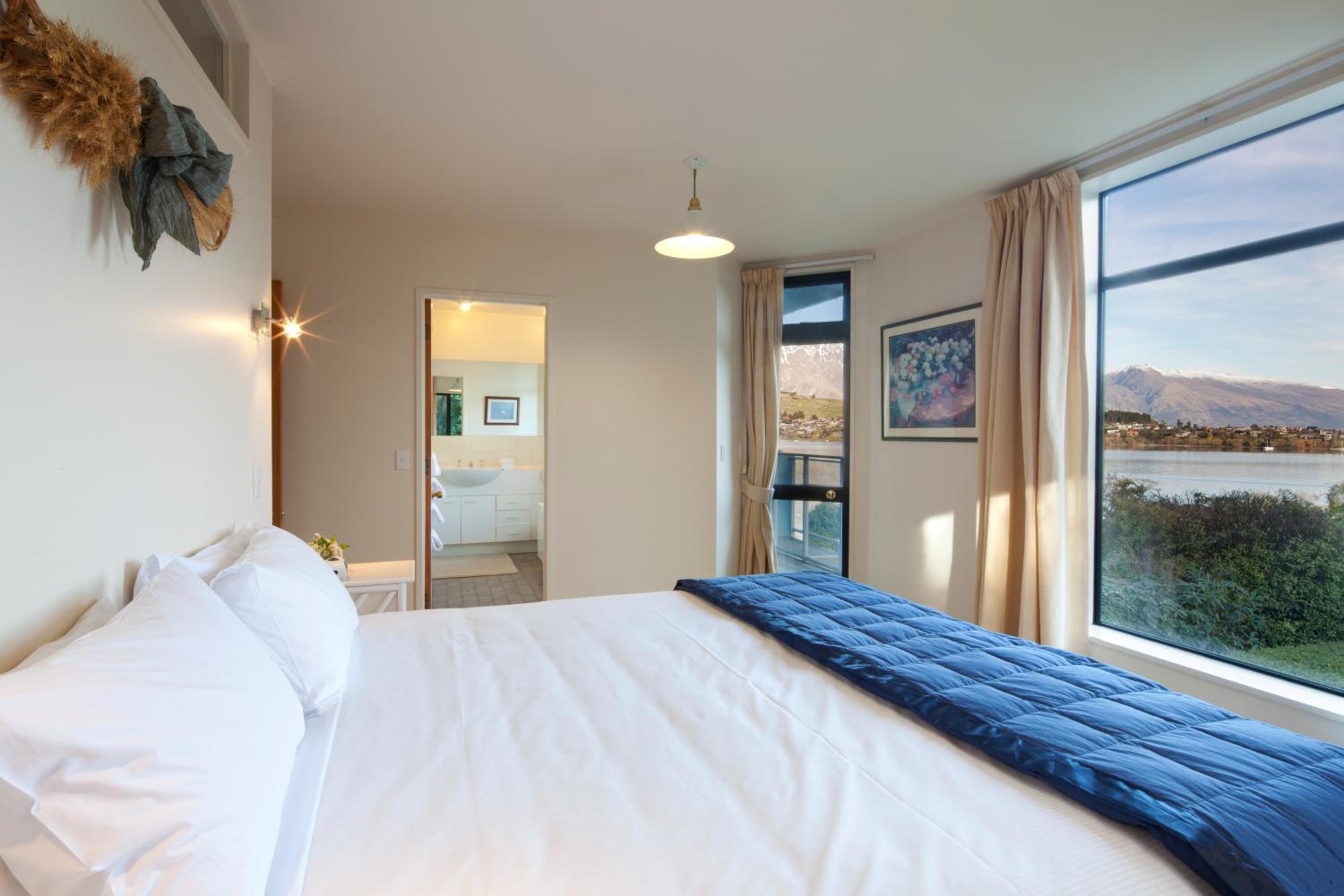 Three-Bedroom Apartment with Lake View