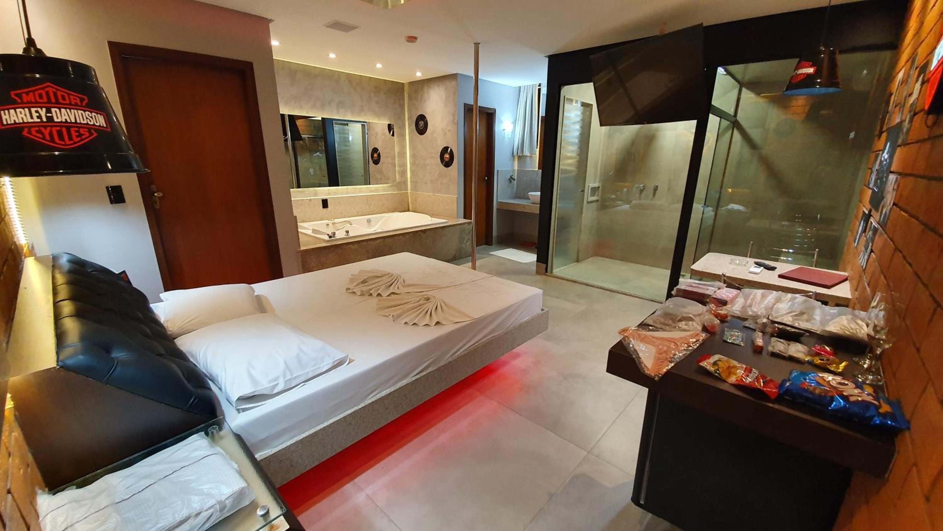 King Suite with Spa Bath - Photo 20