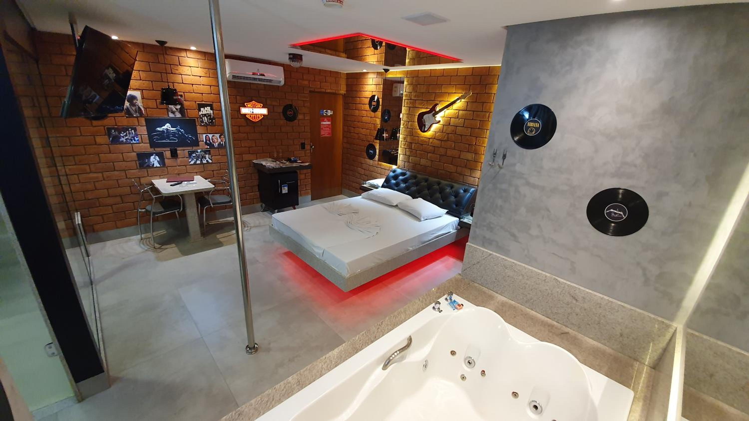 King Suite with Spa Bath - Photo 19