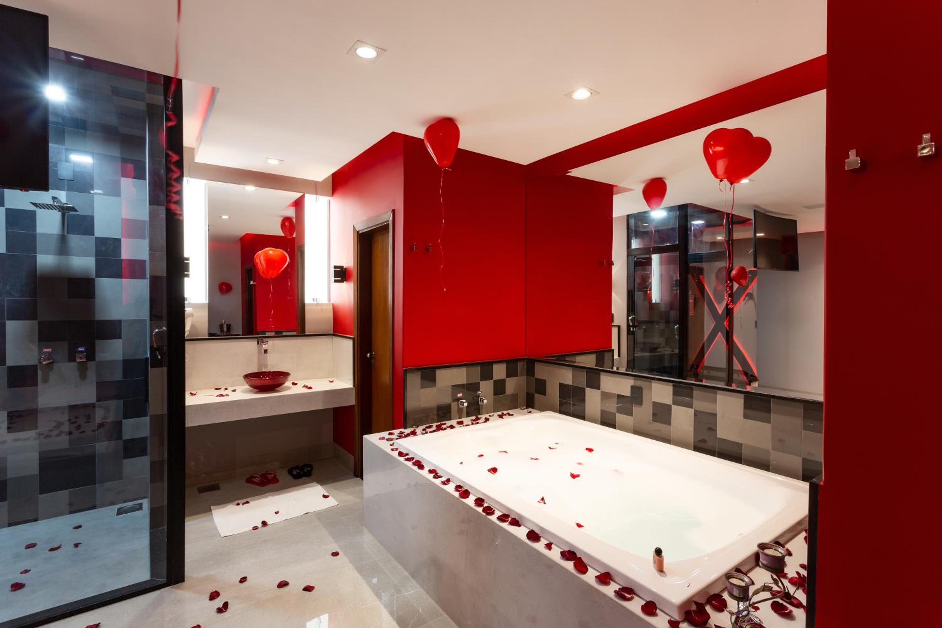 King Suite with Spa Bath - Photo 3