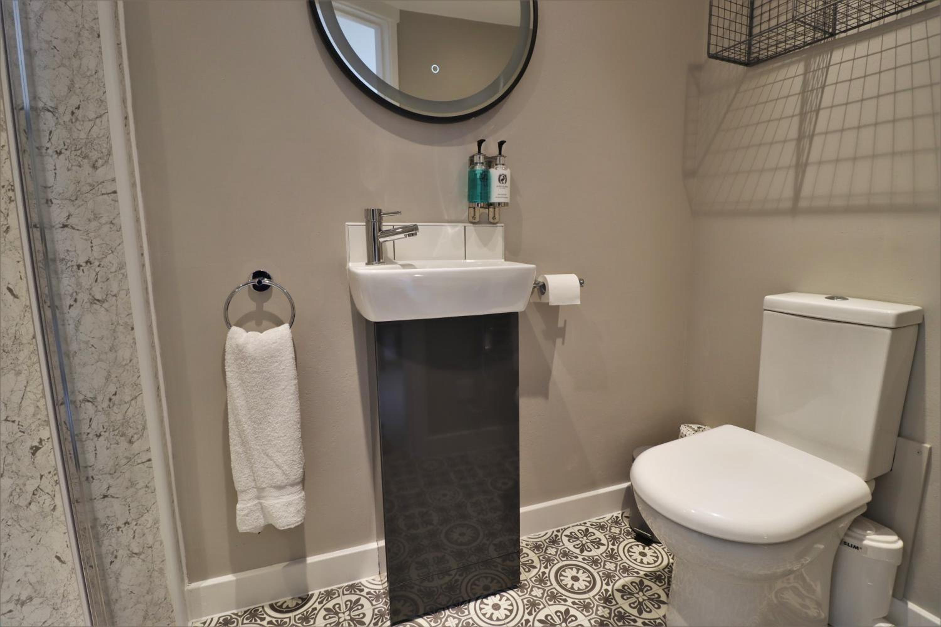 Double Room with Private Bathroom - Photo 4