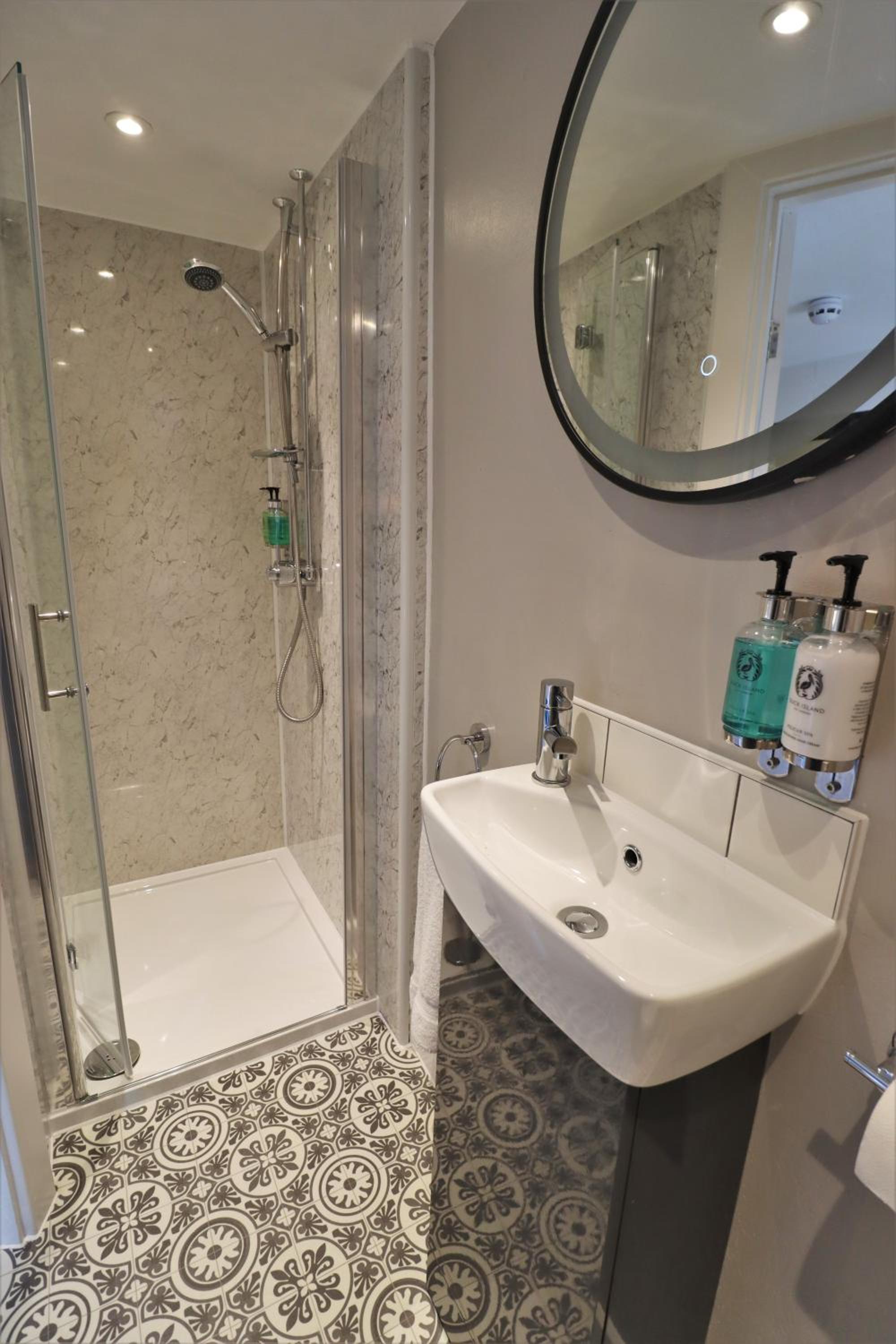 Double Room with Private Bathroom - Photo 5