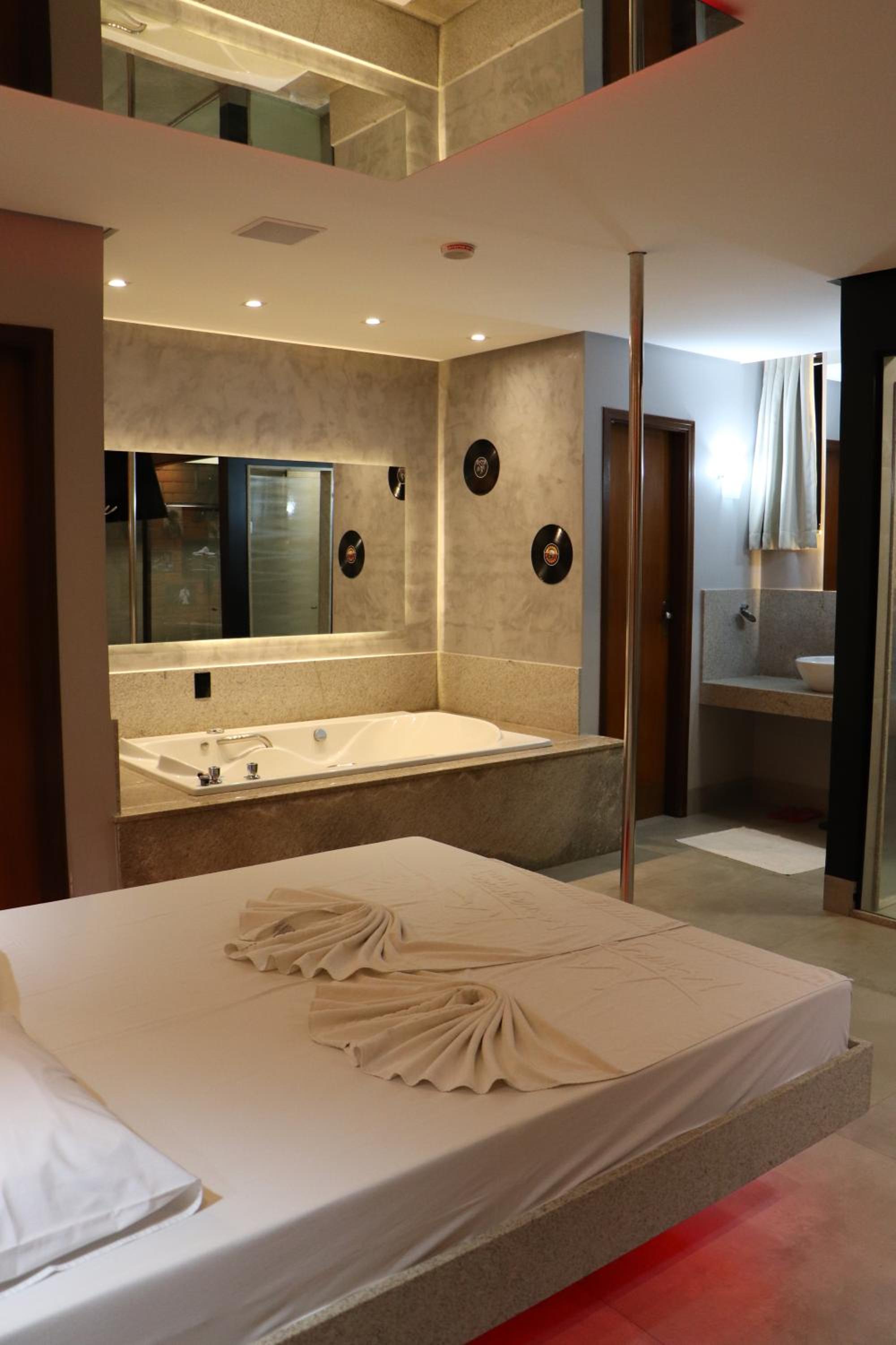 King Suite with Spa Bath - Photo 10