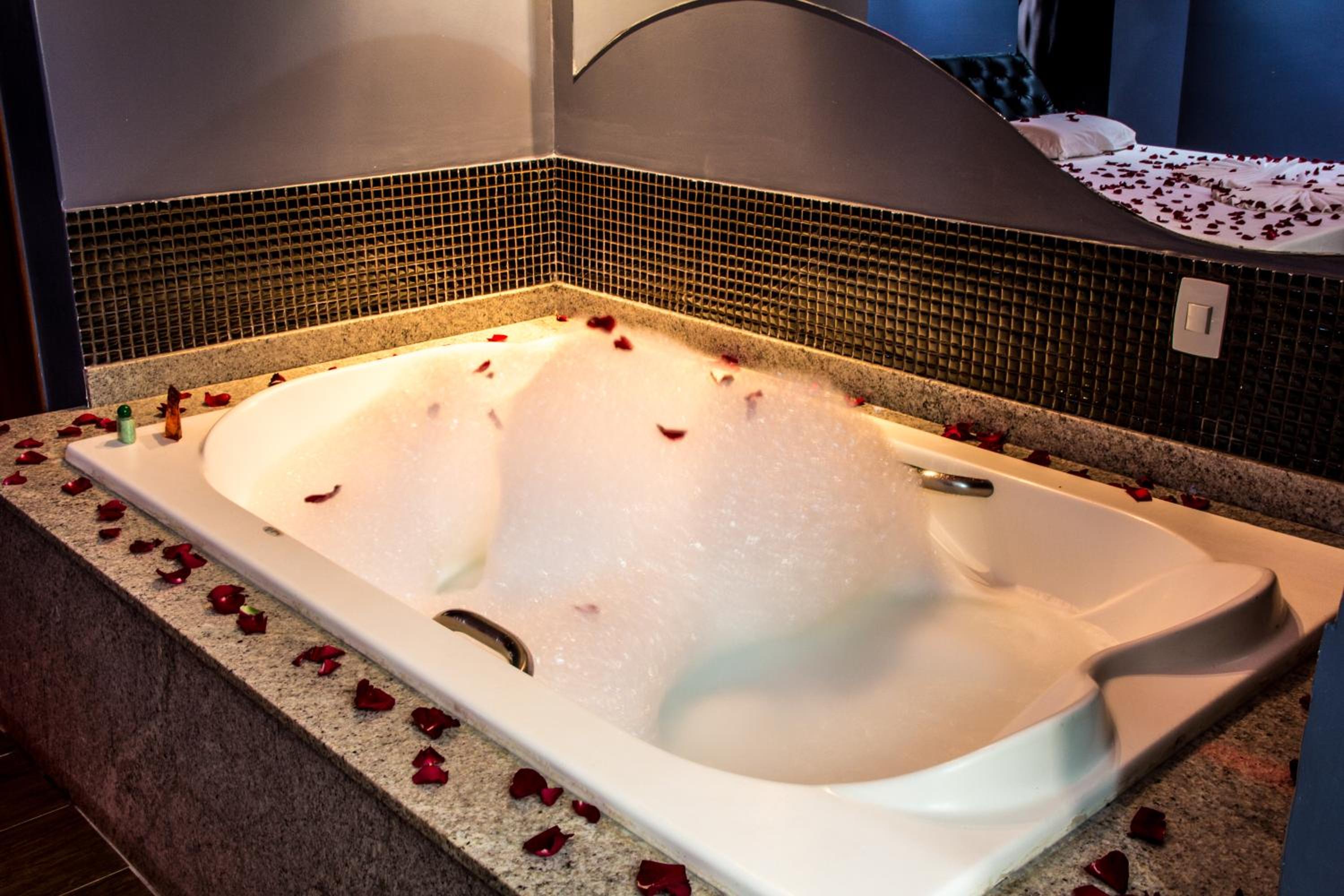King Suite with Spa Bath - Photo 18