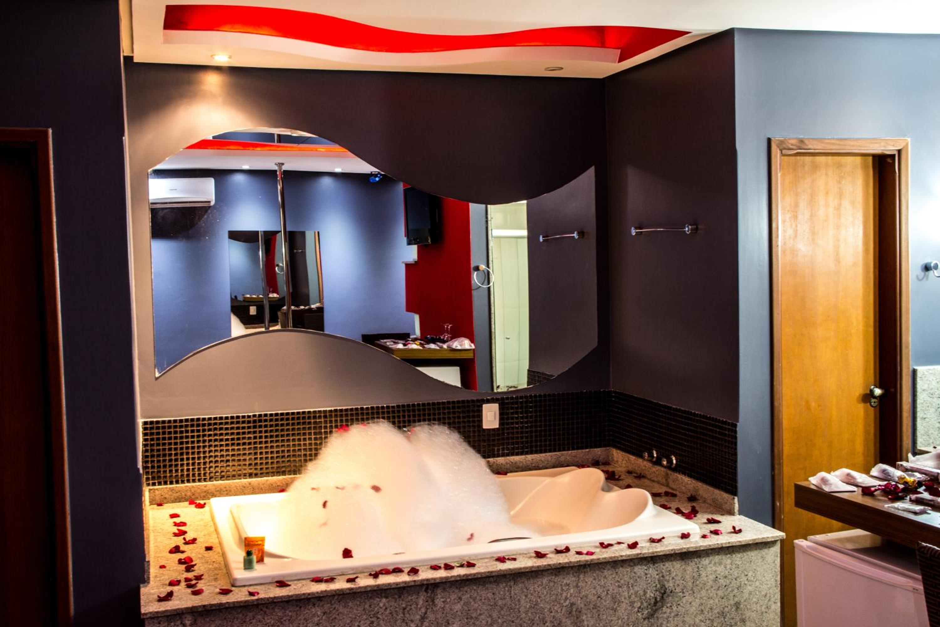 King Suite with Spa Bath - Photo 4