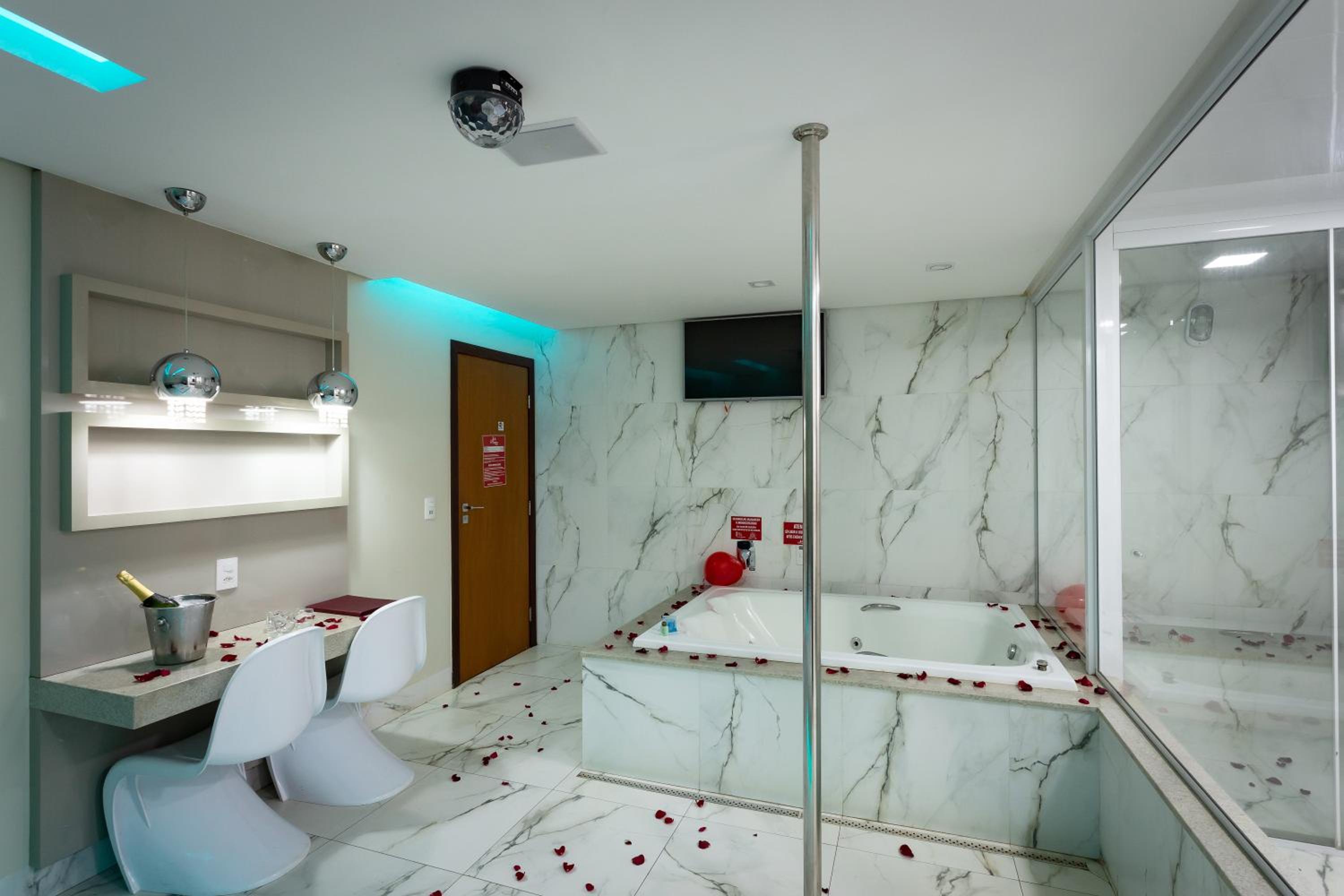 King Suite with Spa Bath - Photo 6