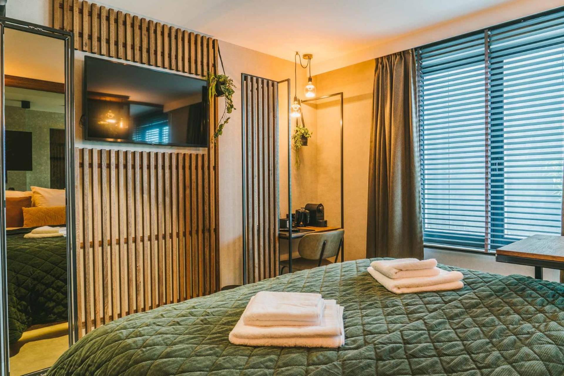 Deluxe Double Room with Bath - Photo 2