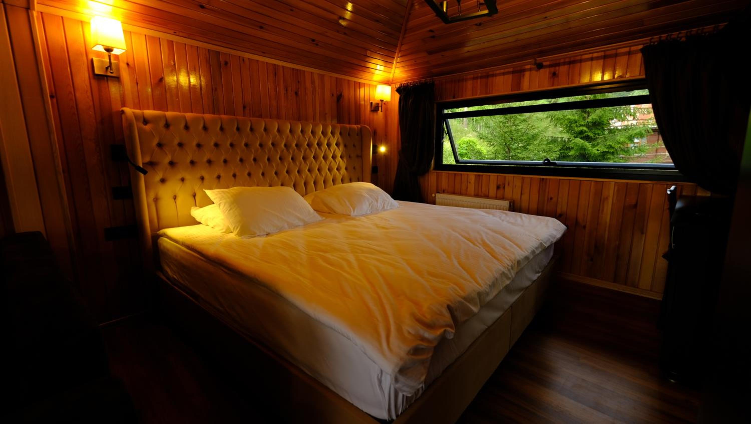 Deluxe Double Room with Bath - Waterfall View