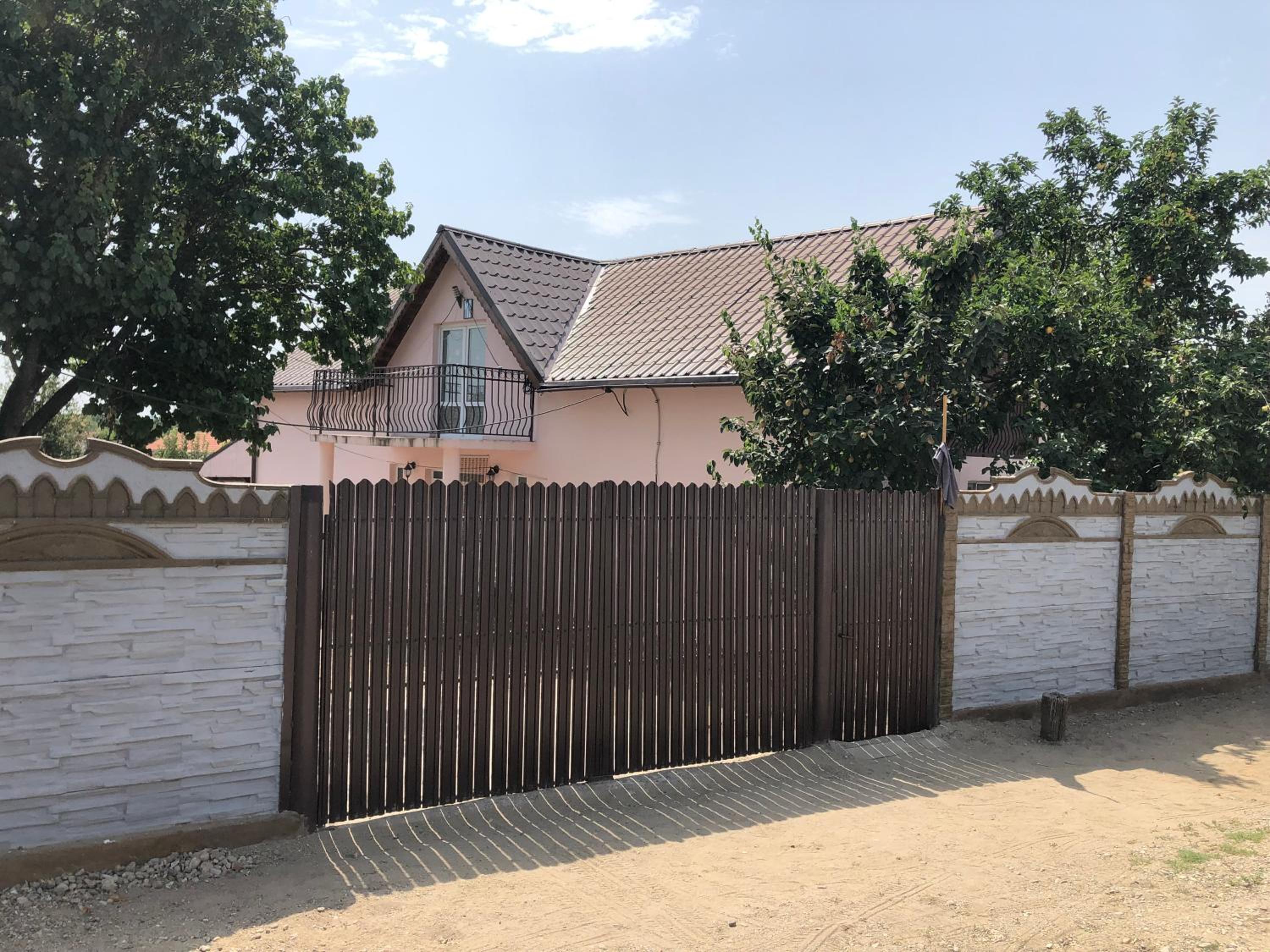 Four-Bedroom House - Photo 3