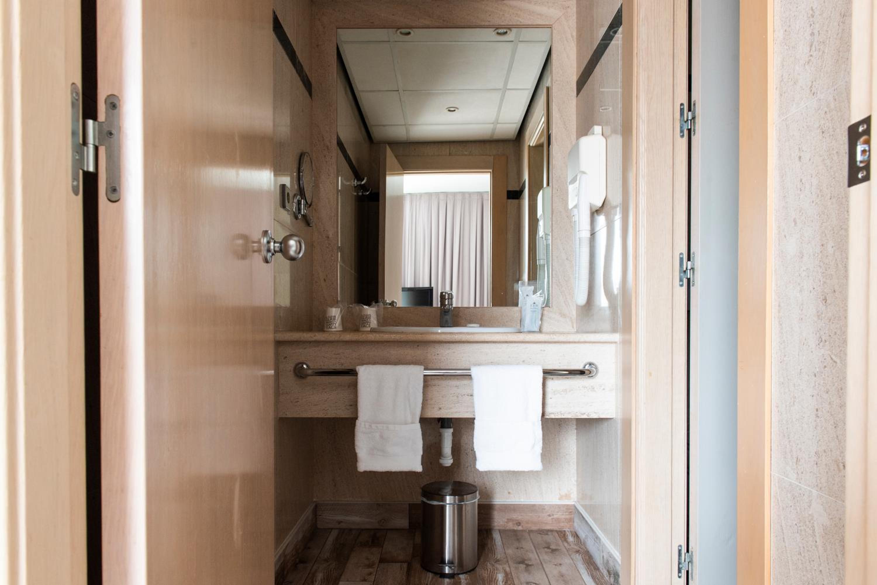 Double or Twin Room - Photo 13