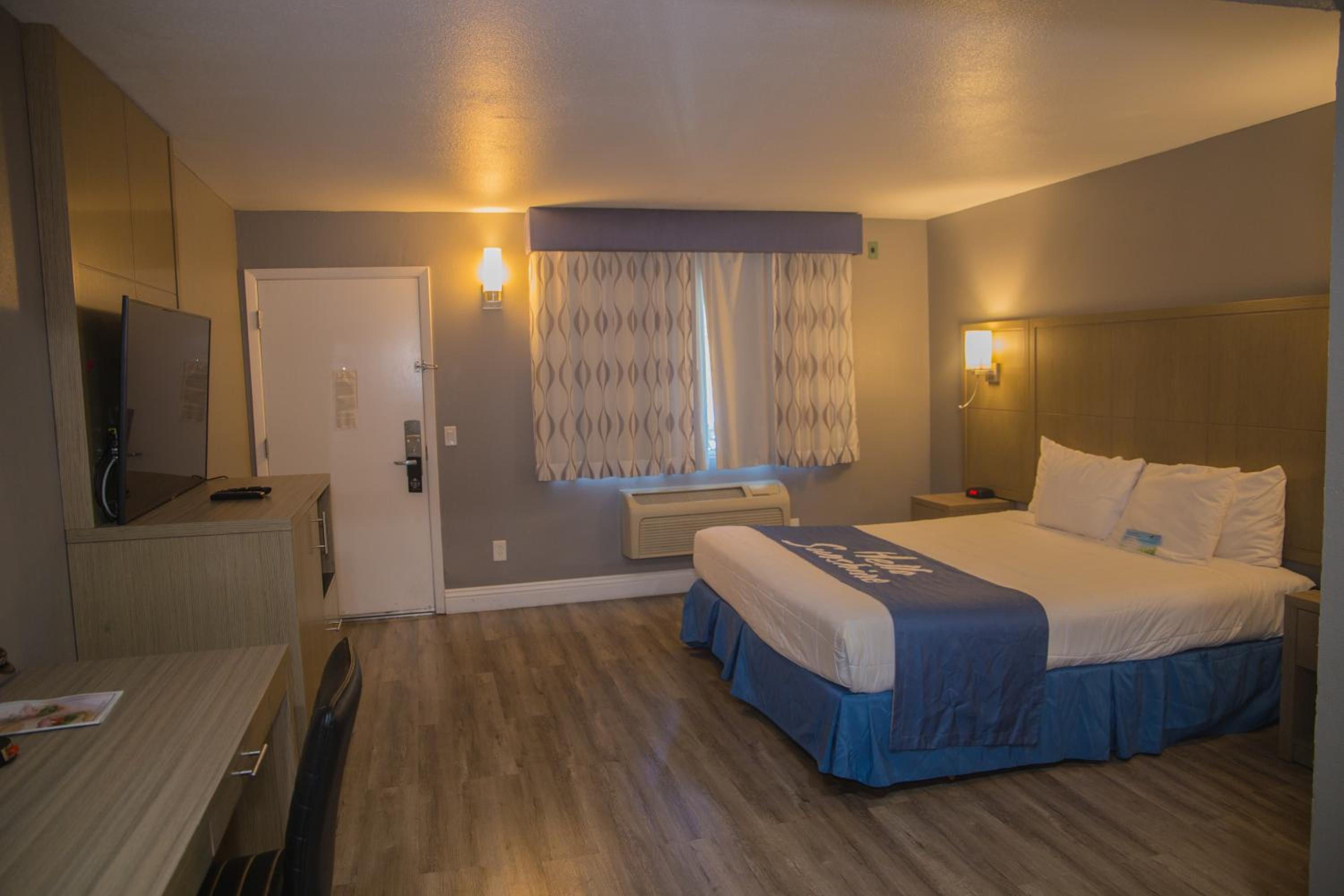 King Room - Non-Smoking - Photo 1