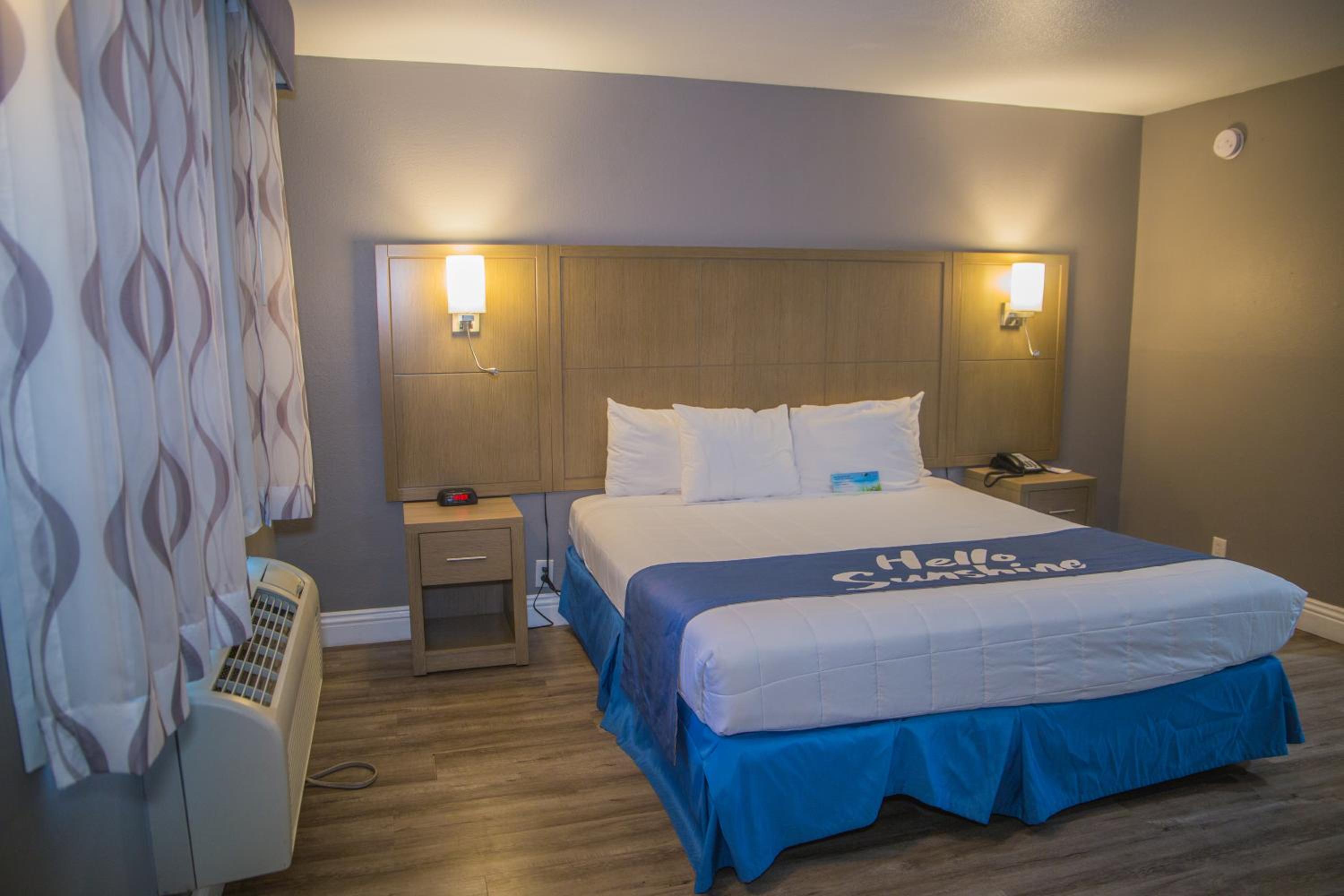 King Room - Non-Smoking - Photo 2
