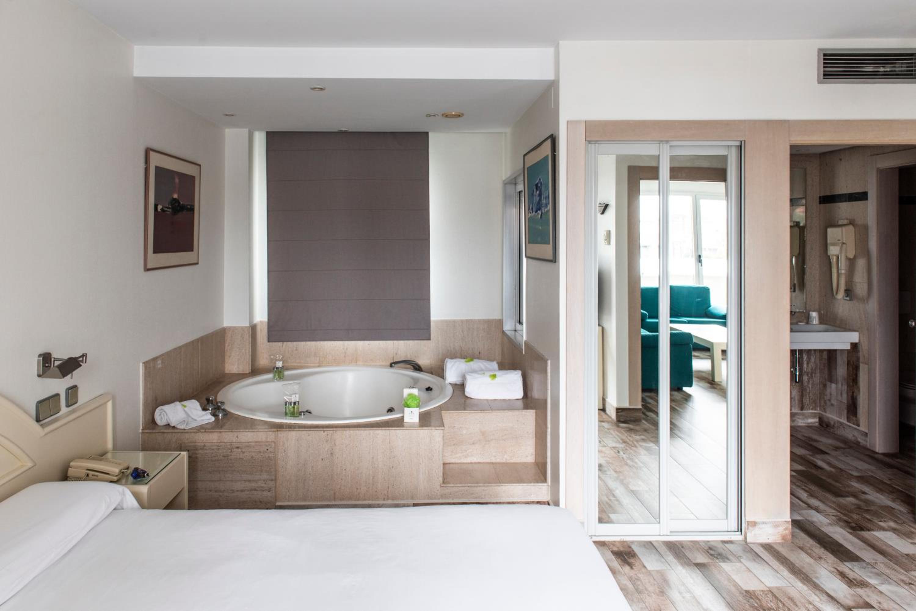 Suite with Spa Bath - Photo 8