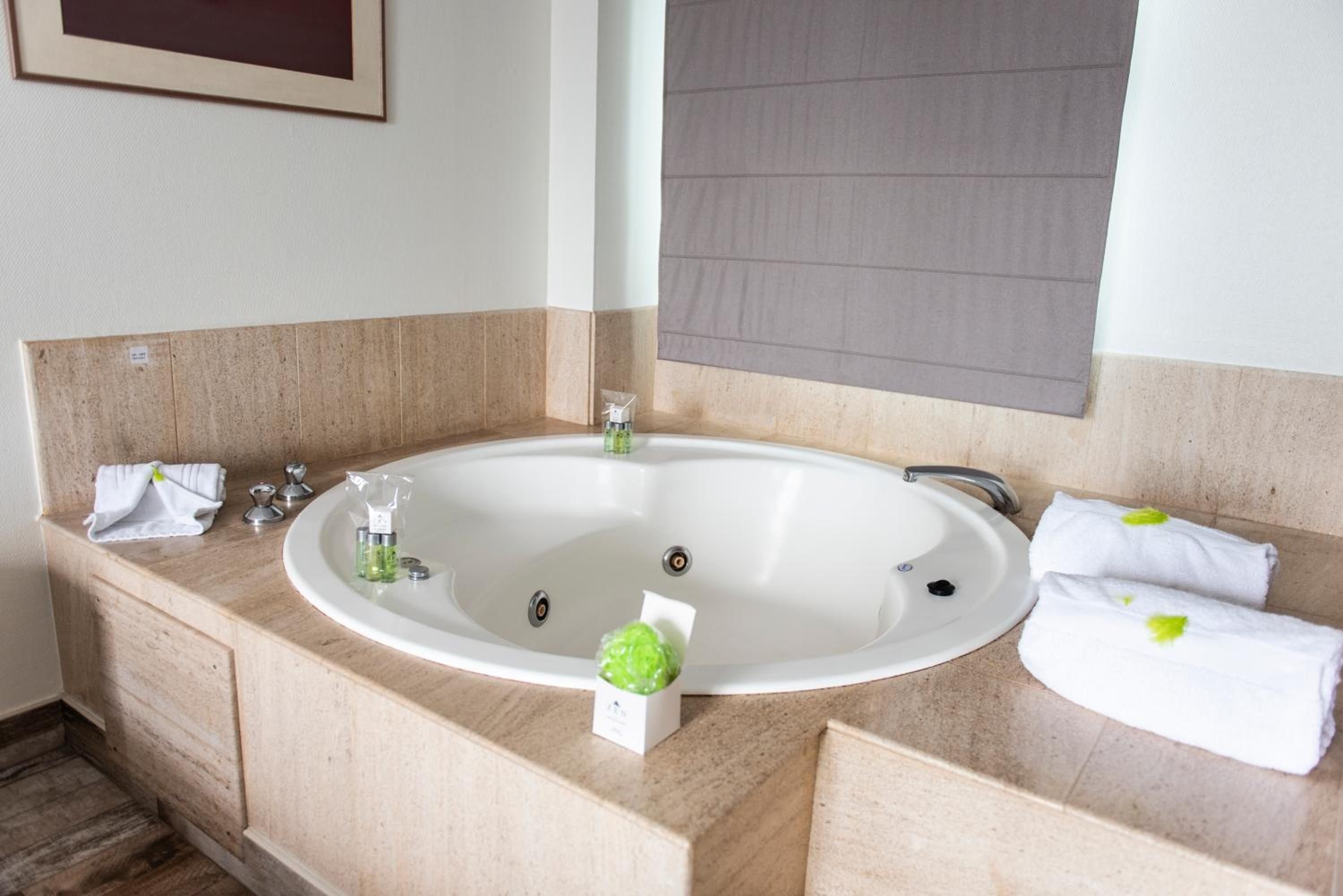 Suite with Spa Bath - Photo 10
