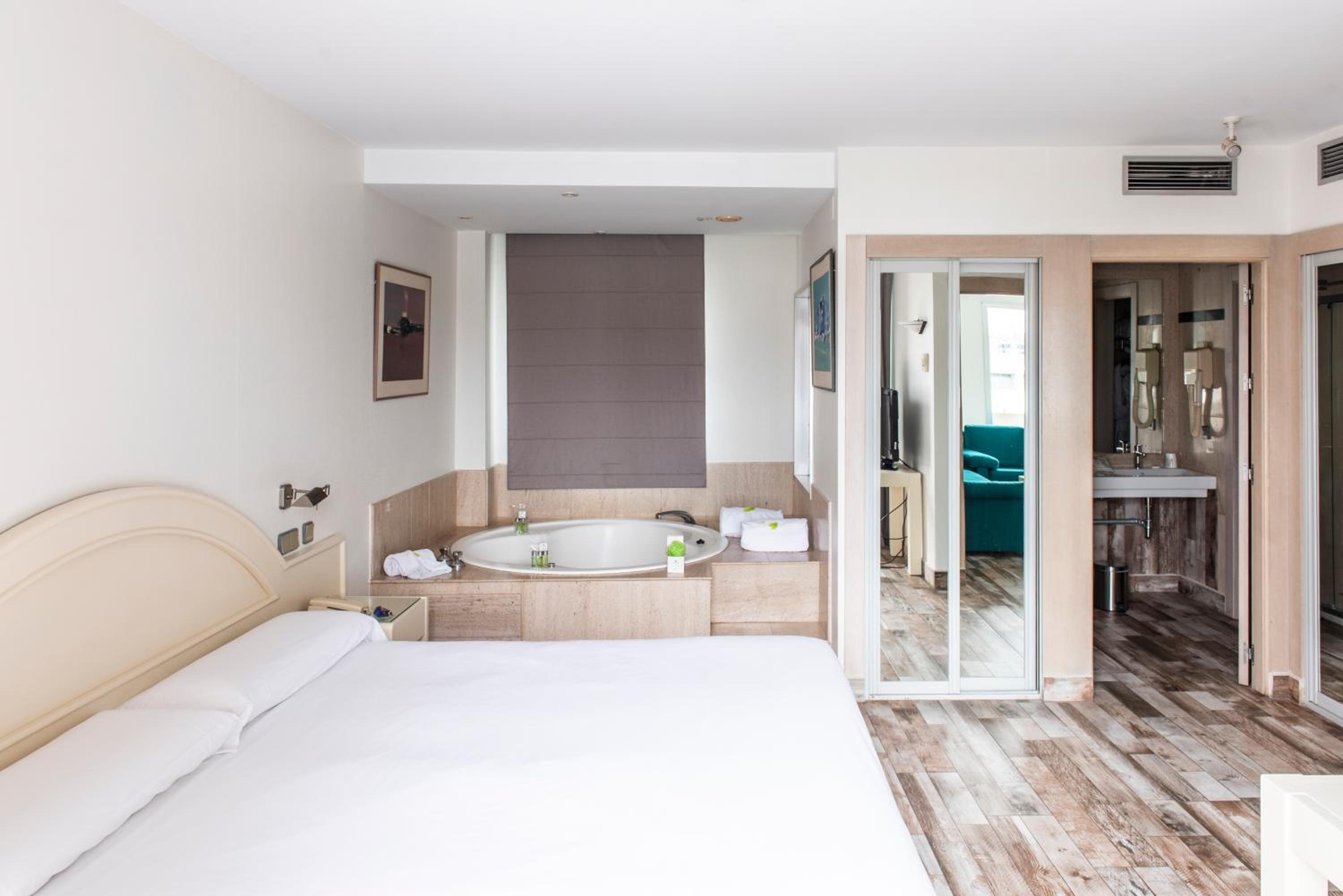 Suite with Spa Bath - Photo 1