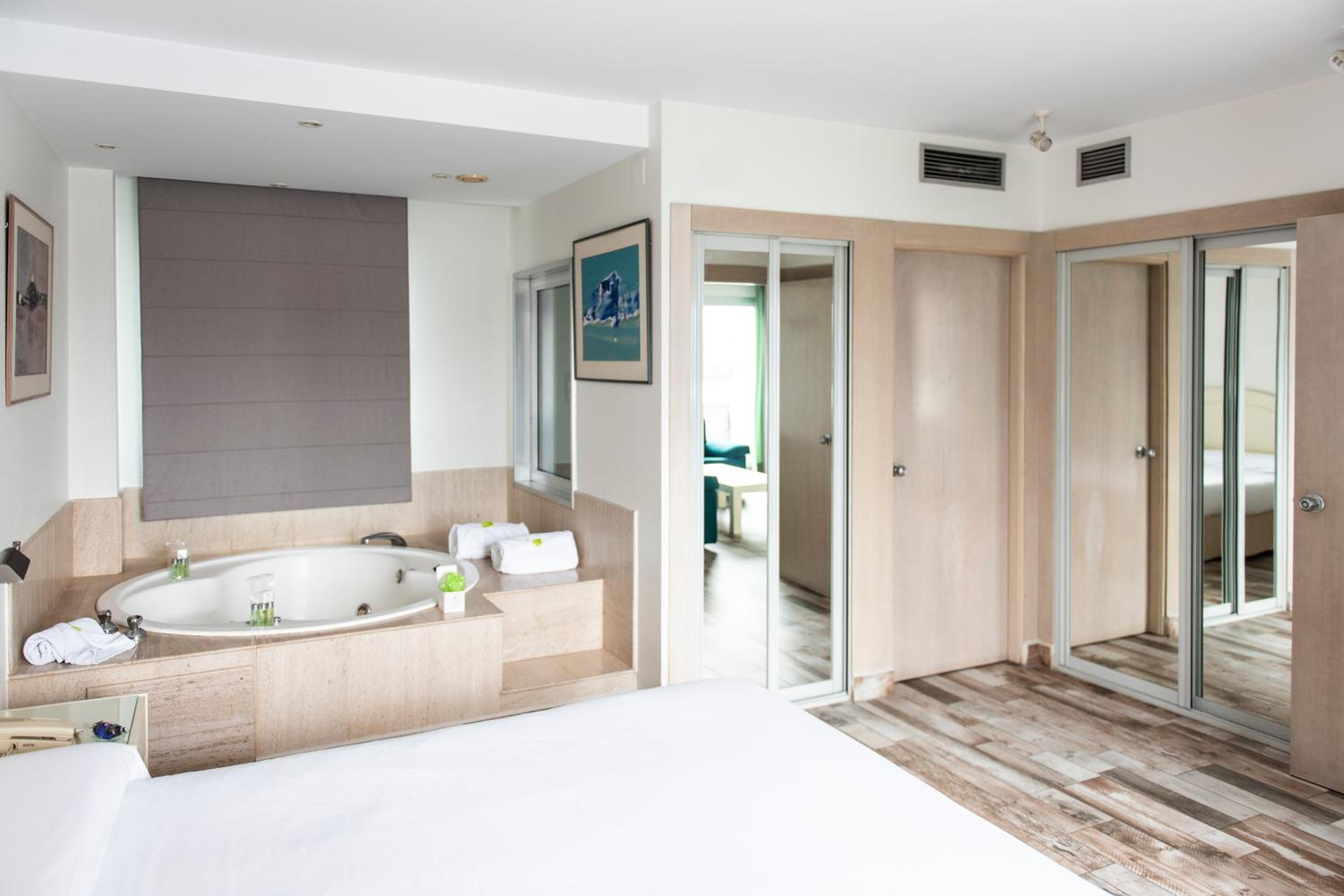 Suite with Spa Bath - Photo 3
