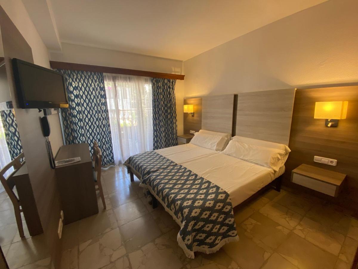 Superior Twin Room with City View photo 2