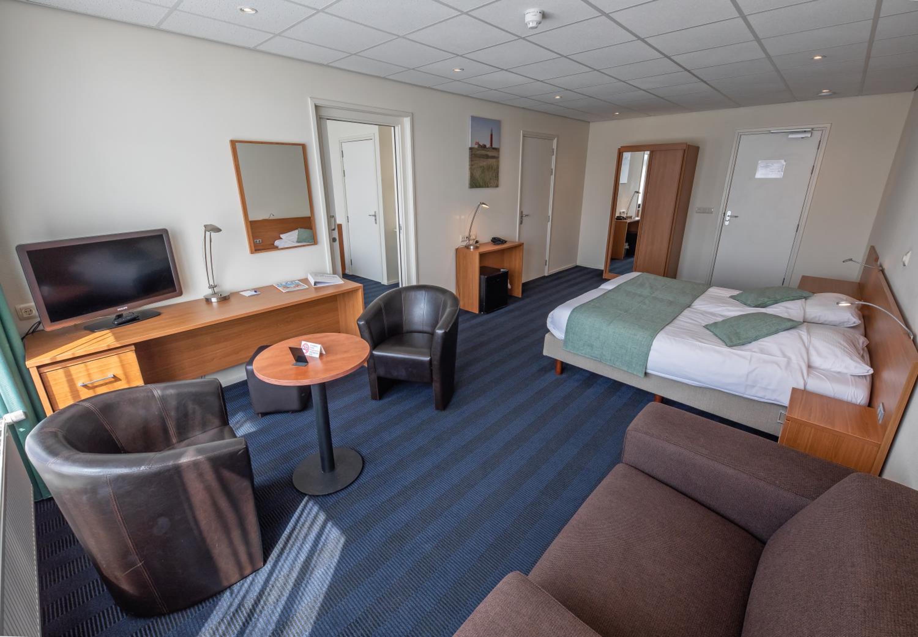 Deluxe Family Room with Balcony photo 3