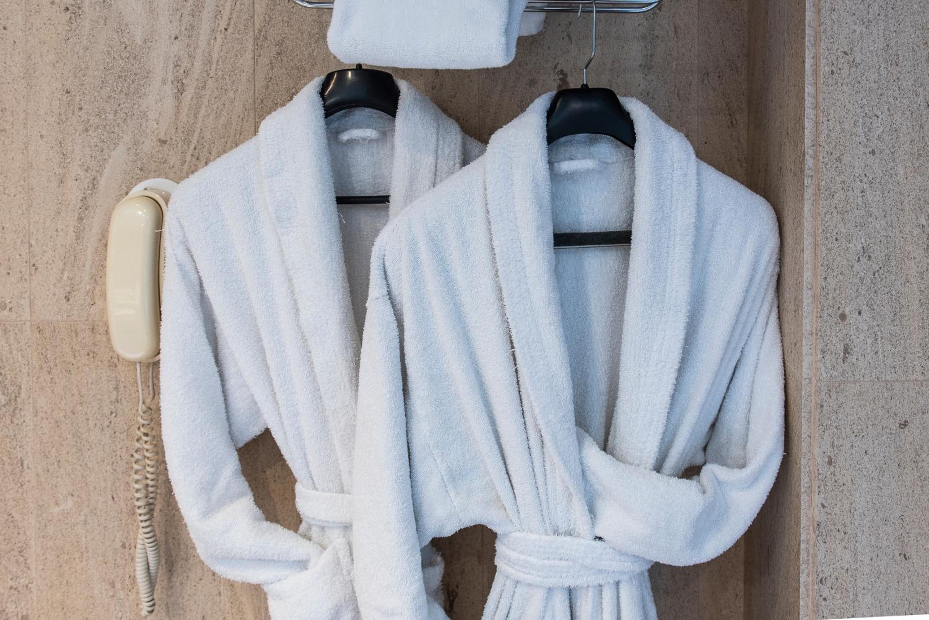 Suite with Spa Bath - Photo 2