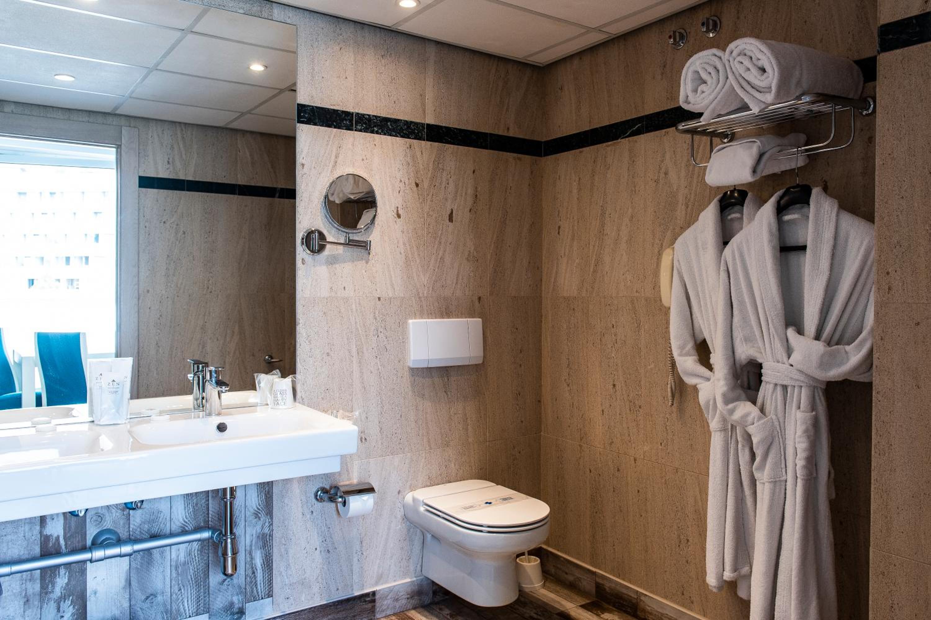 Suite with Spa Bath - Photo 6
