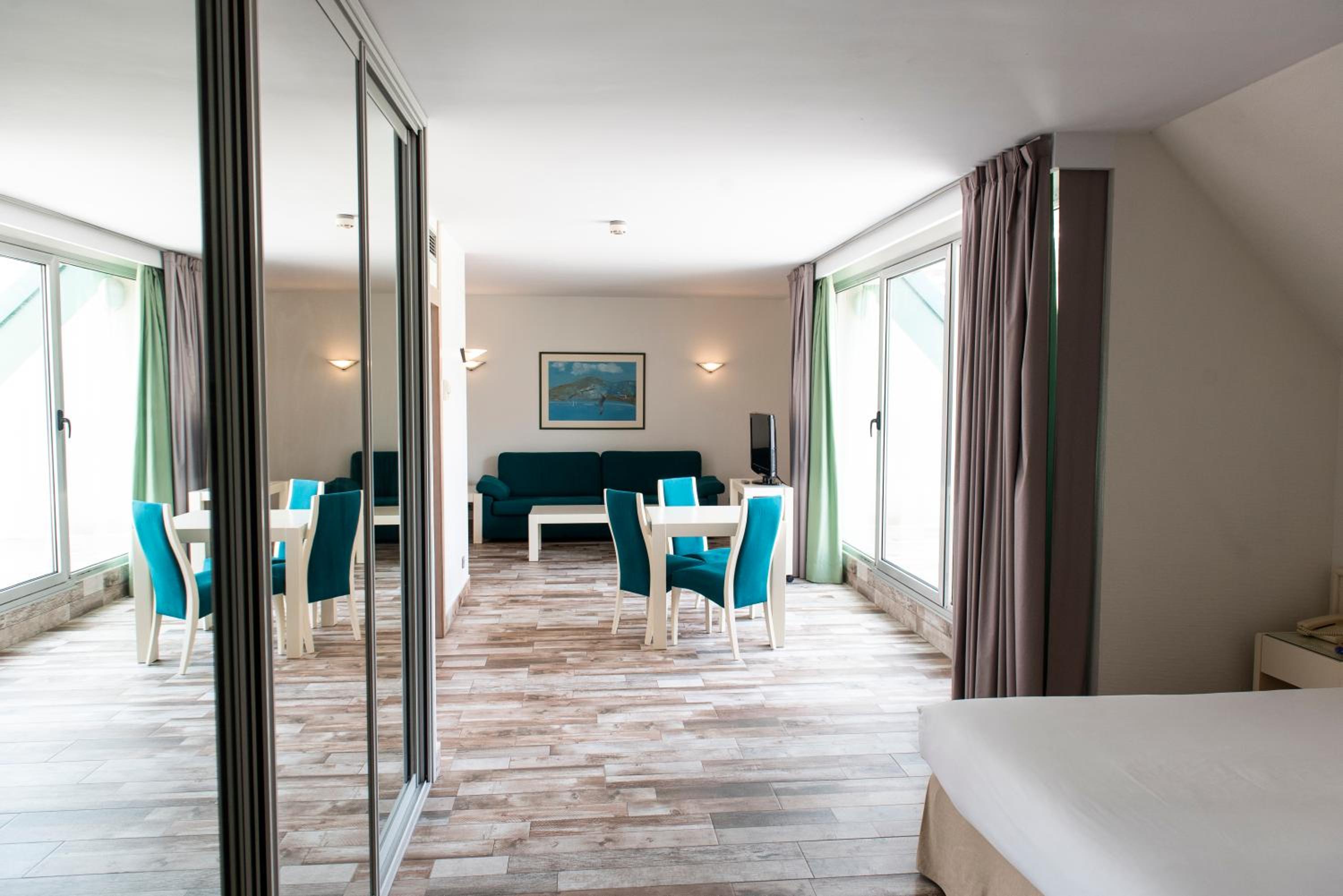 Suite with Spa Bath - Photo 14