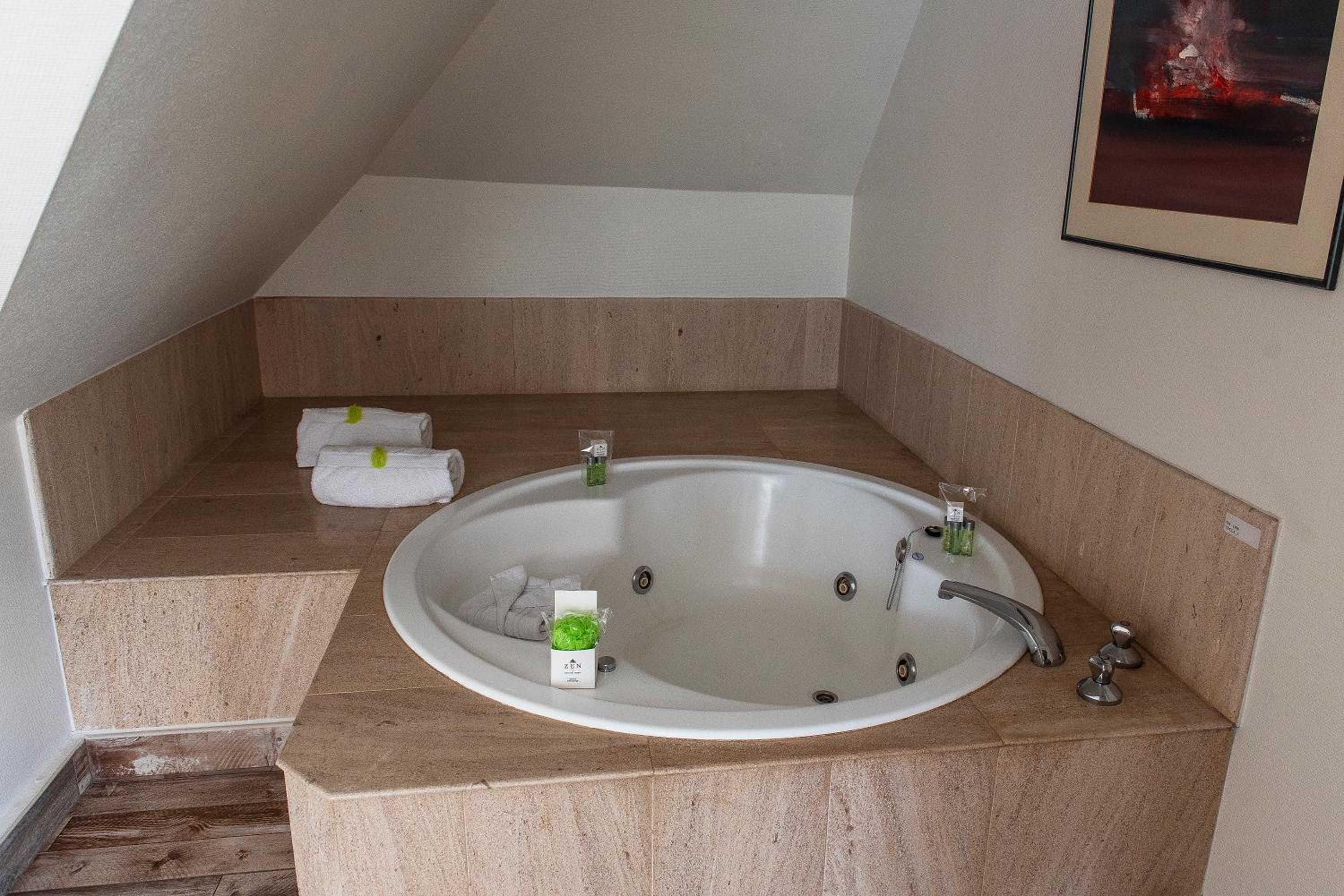 Suite with Spa Bath - Photo 4