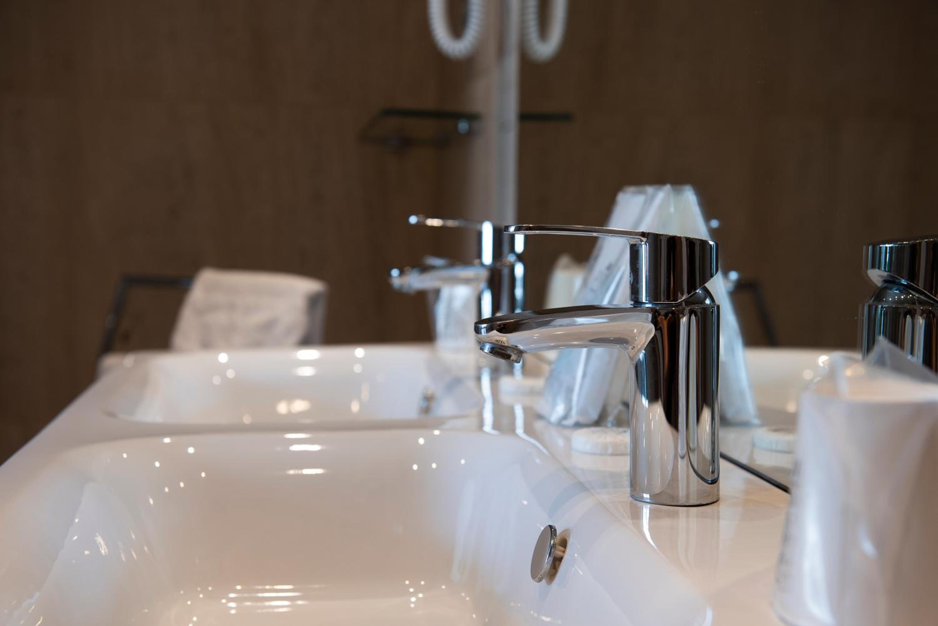 Suite with Spa Bath - Photo 11