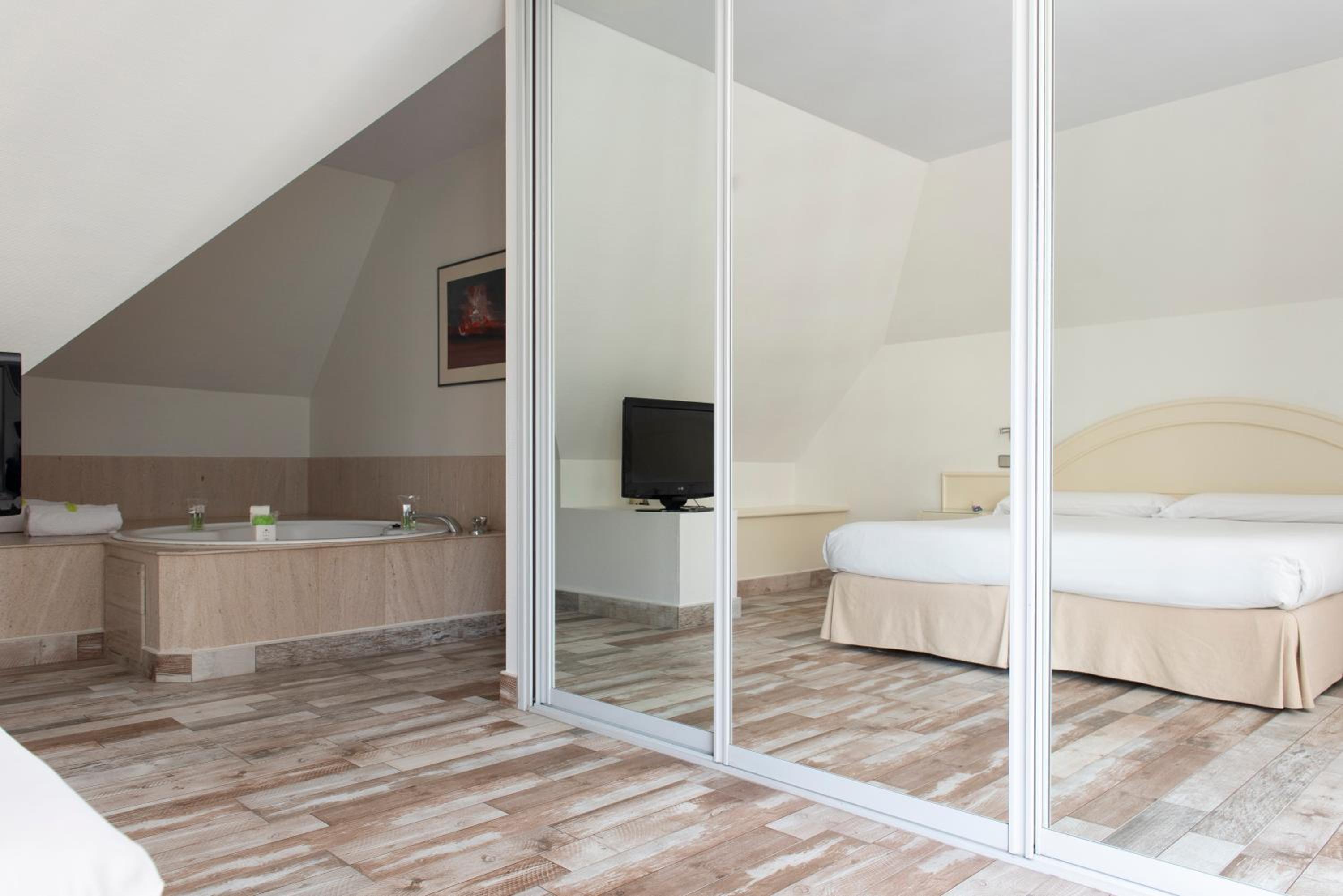 Suite with Spa Bath - Photo 5