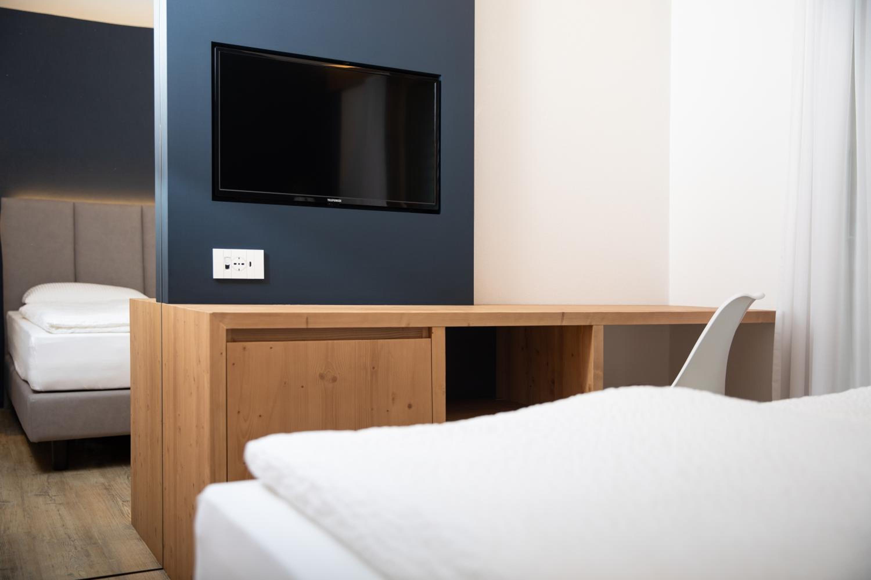 Double or Twin Room with Balcony - Photo 6