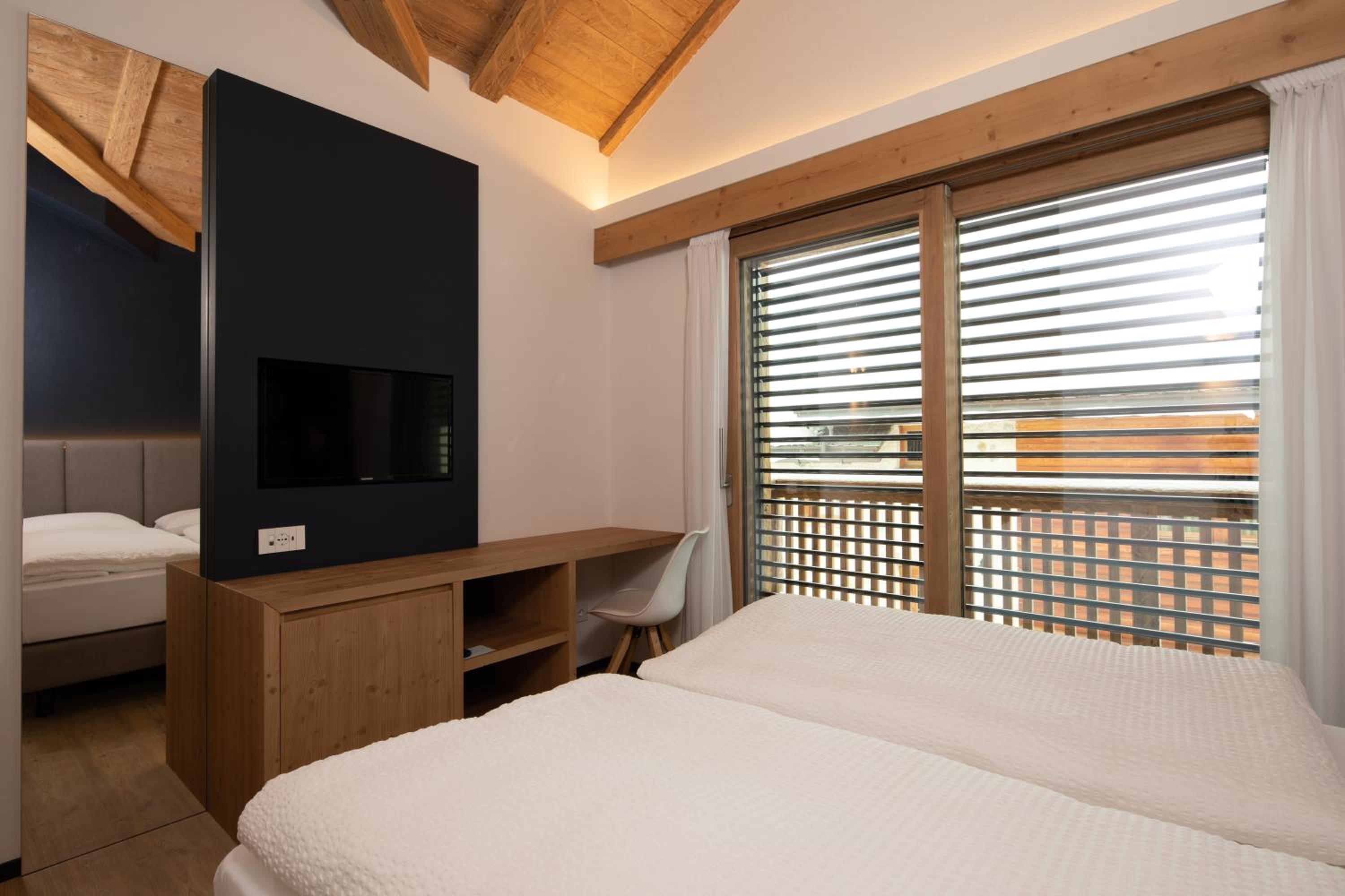 Double or Twin Room with Balcony - Photo 8