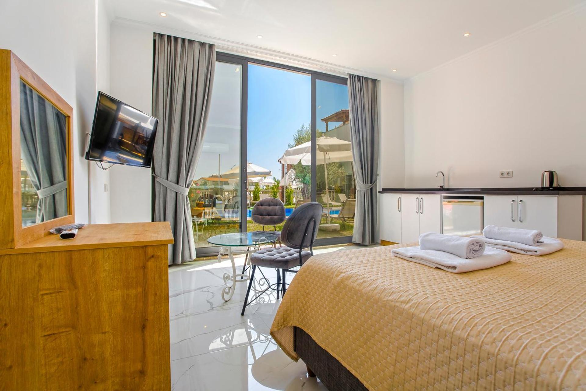 Double Room with Pool View photo 2