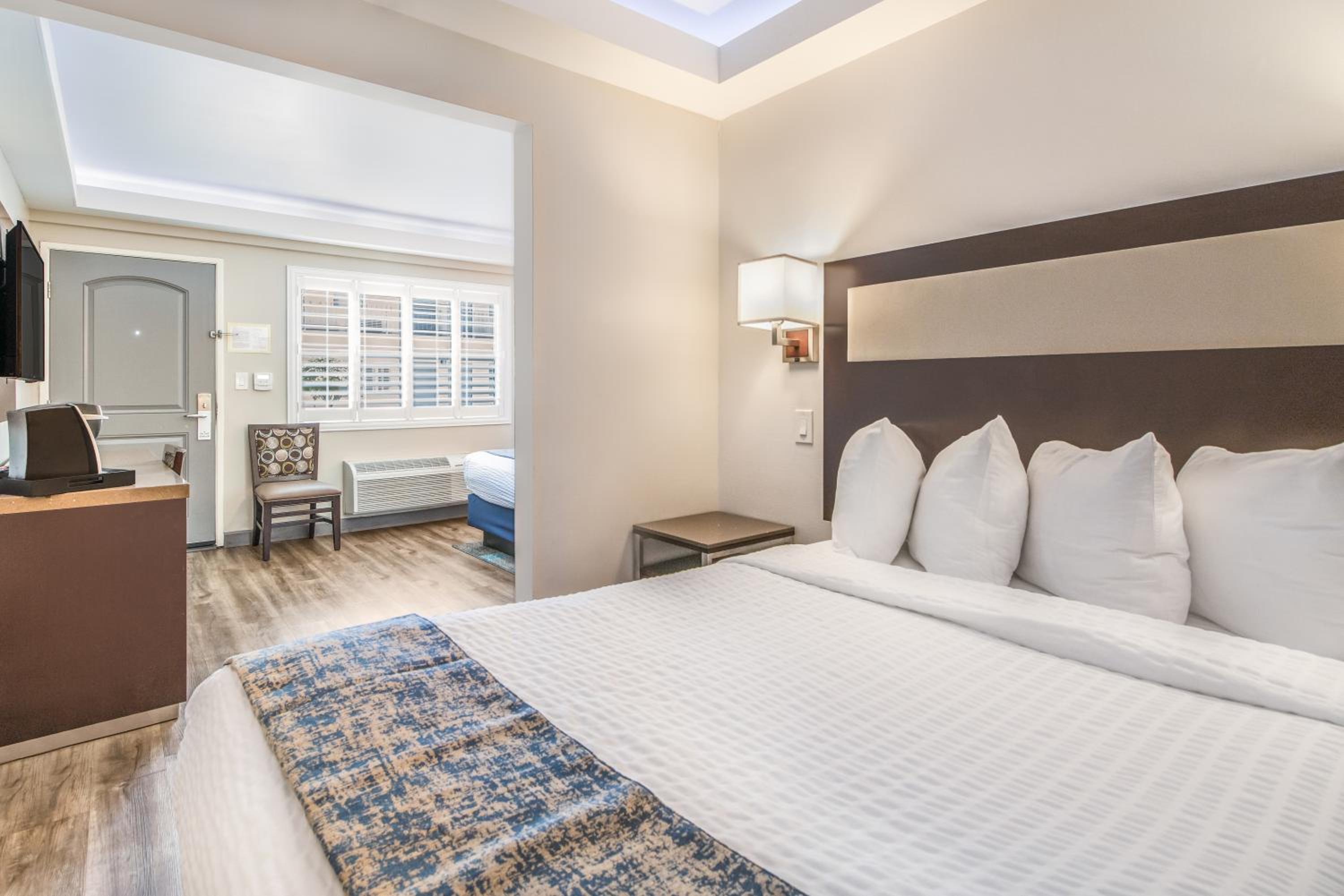 Queen Room with One Queen Bed and One Double Bed - Non-Smoking - Photo 2