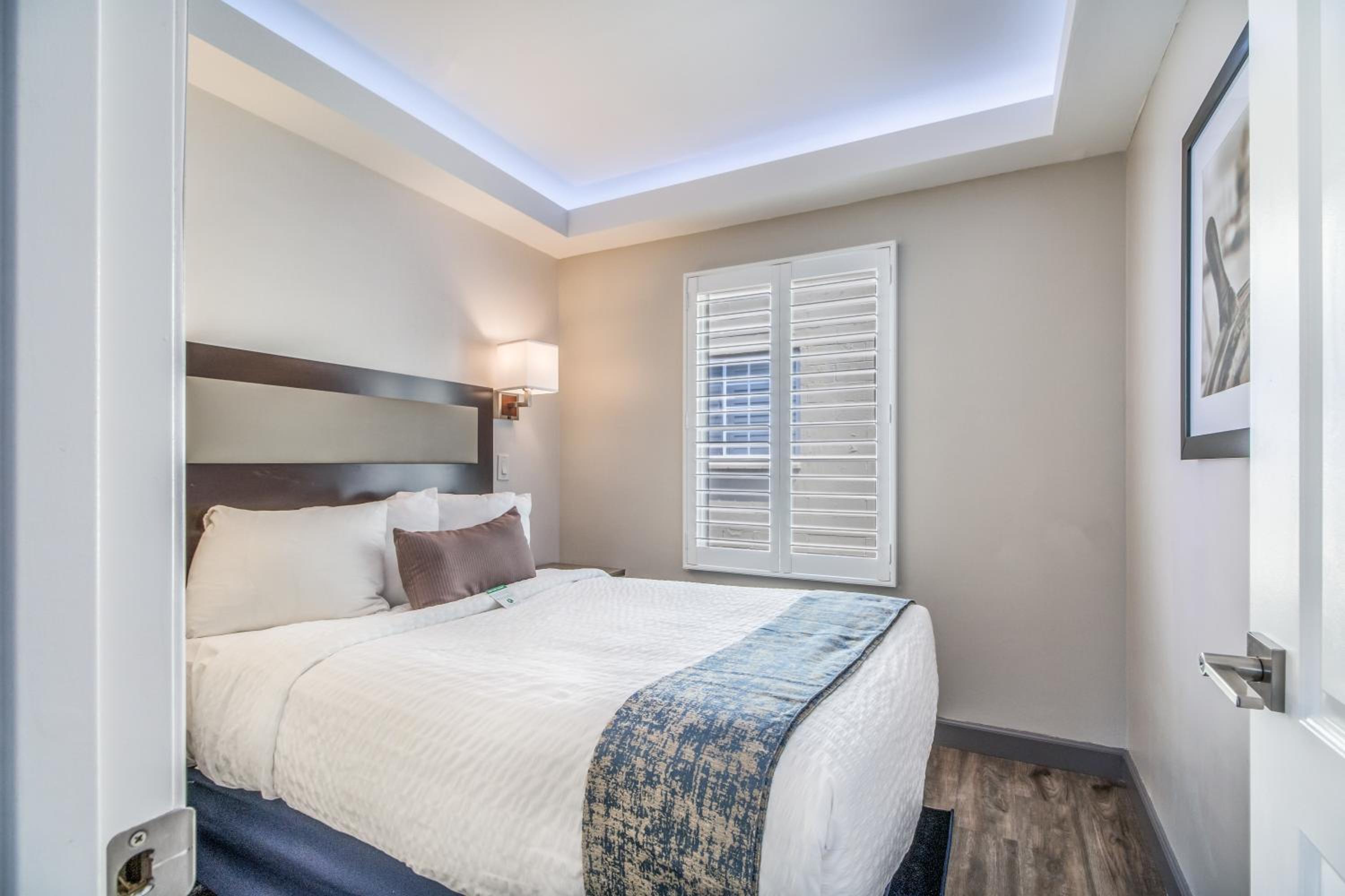 Queen Room with One Queen Bed and One Double Bed - Non-Smoking - Photo 3