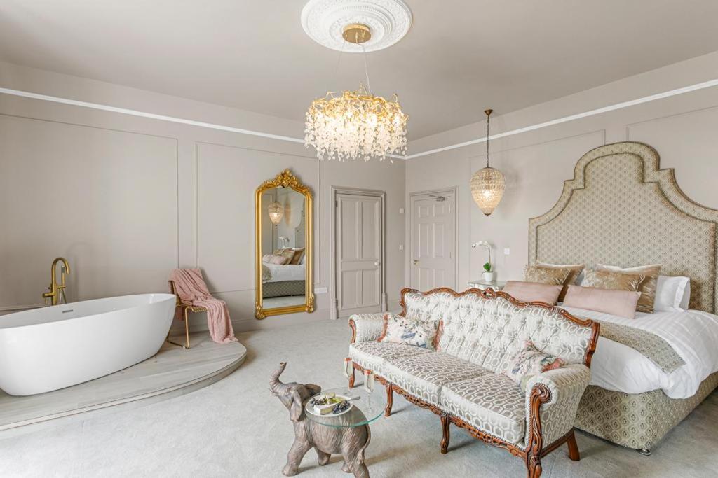 King Suite with Balcony - Photo 2