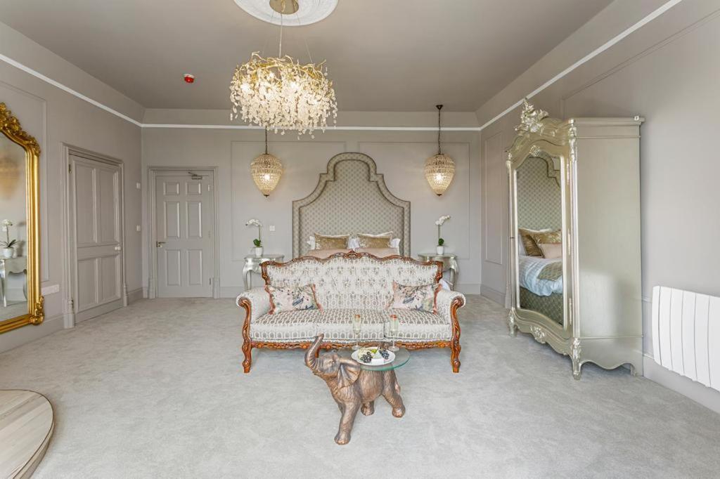 King Suite with Balcony - Photo 1