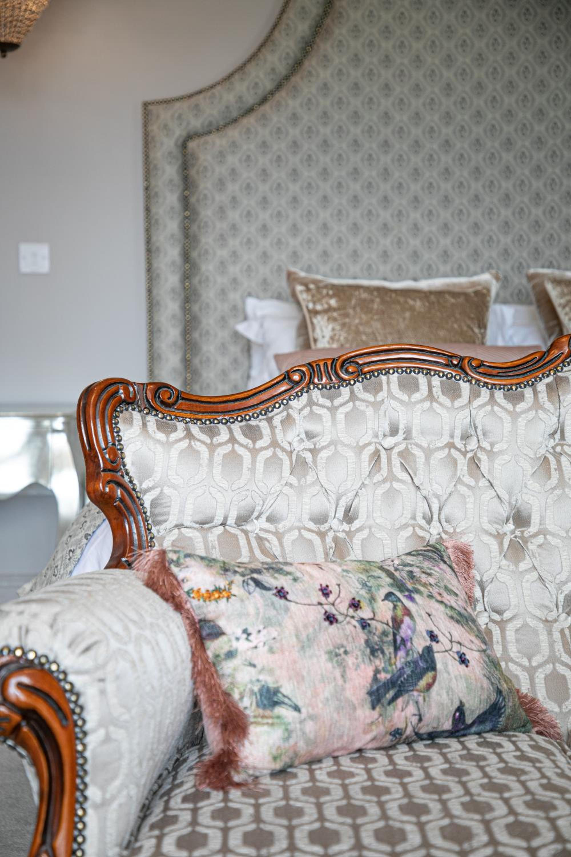 King Suite with Balcony - Photo 6