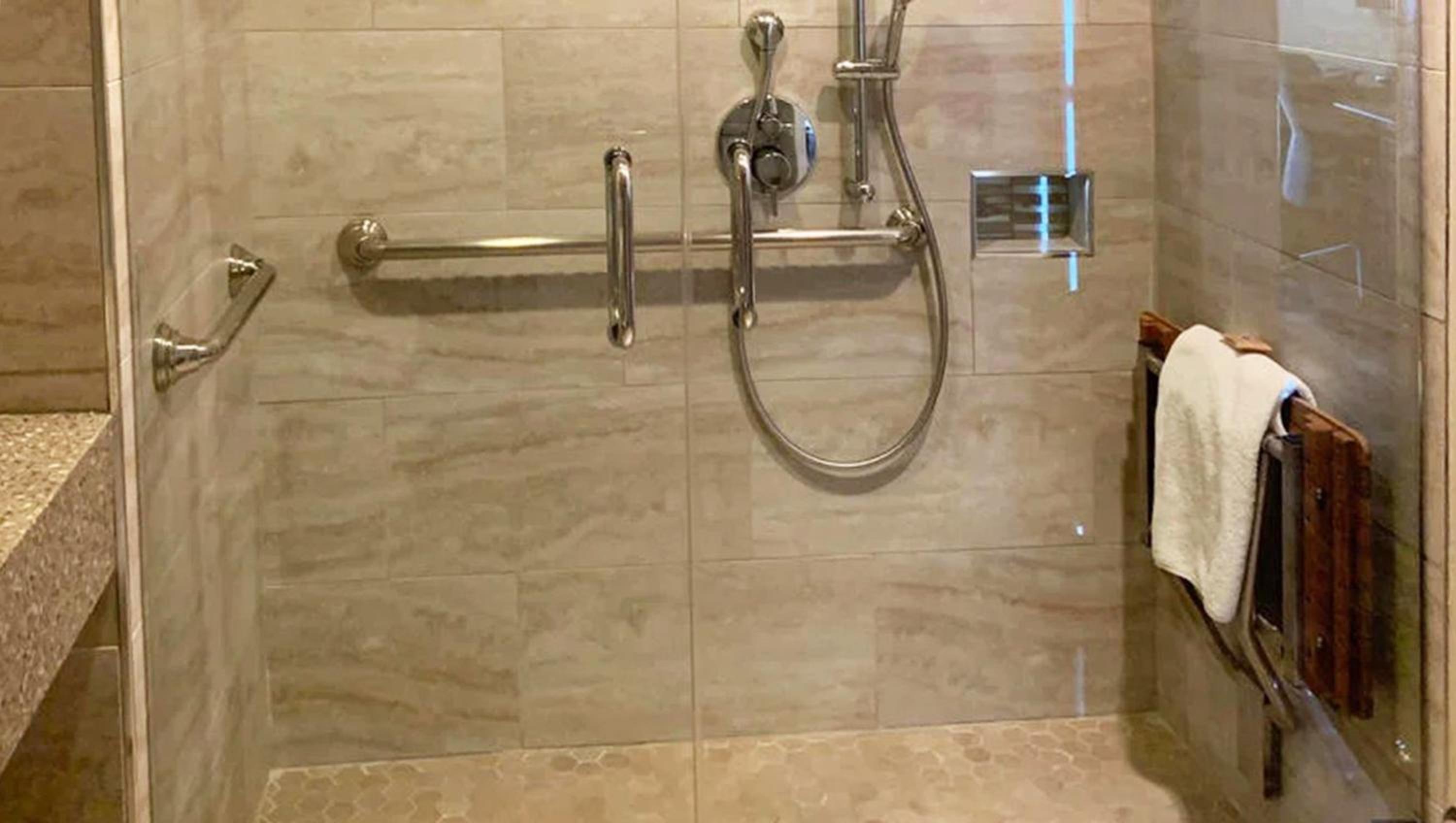 Queen Room - Disability Access - Photo 7