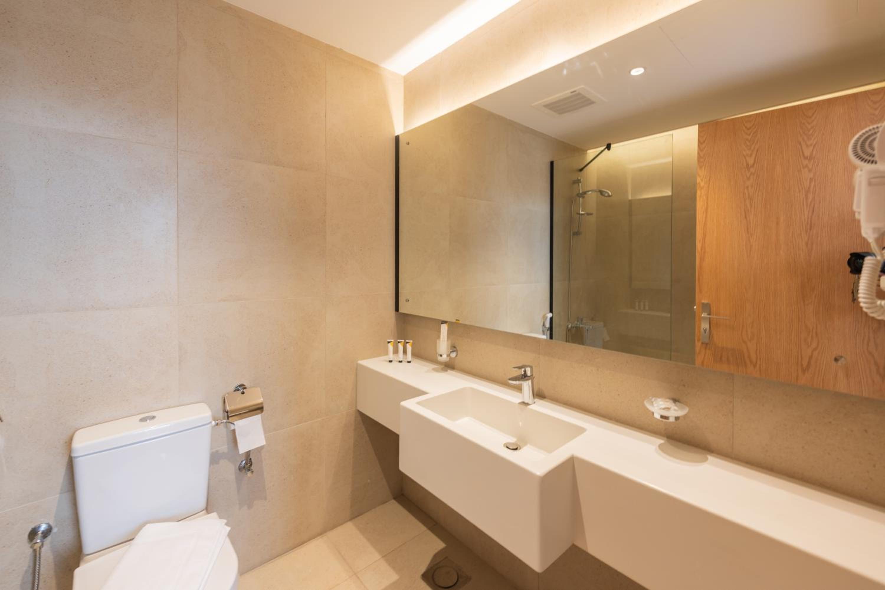 Executive Suite - Photo 5