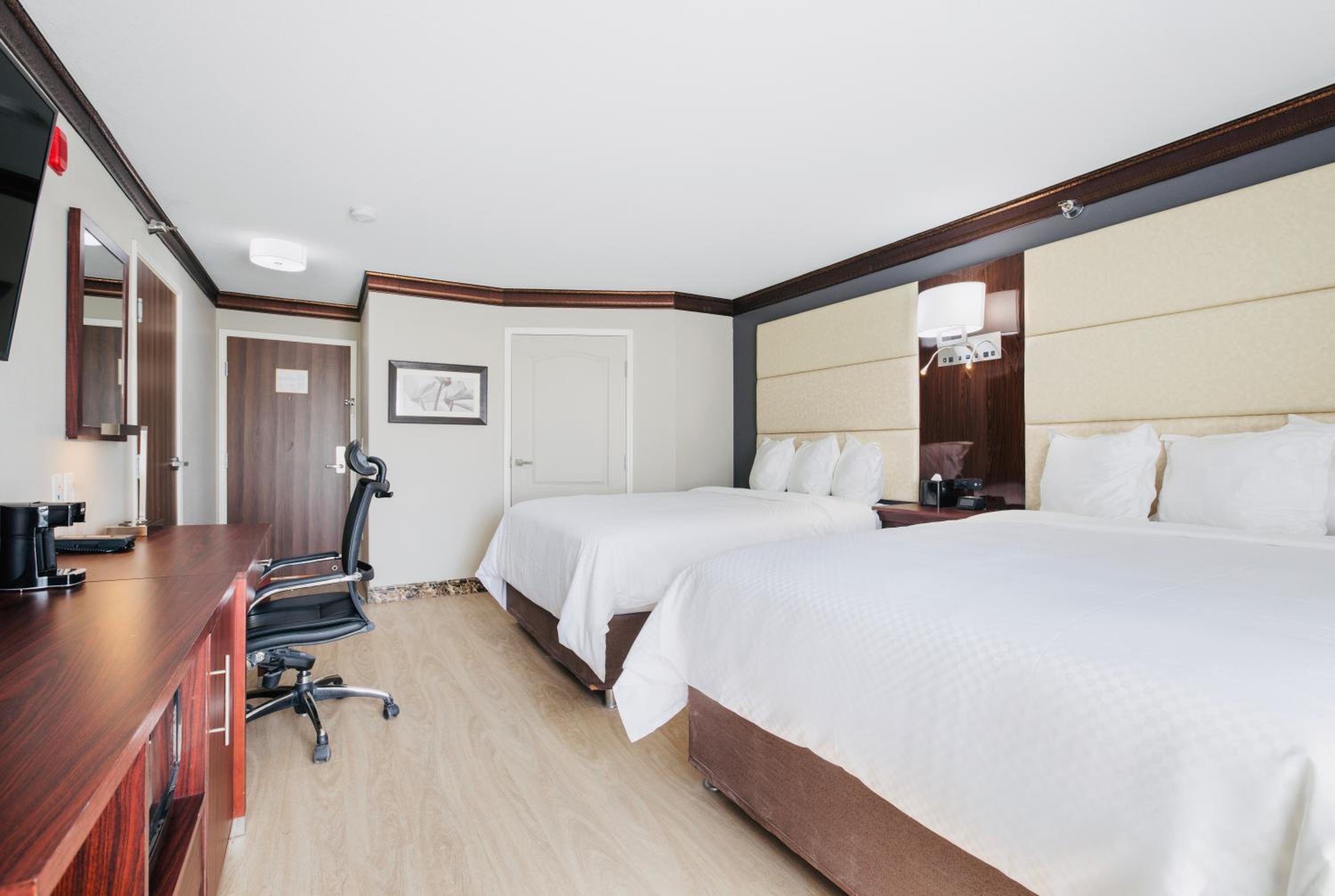 Queen Suite with Two Queen Beds - Non Smoking - Photo 1