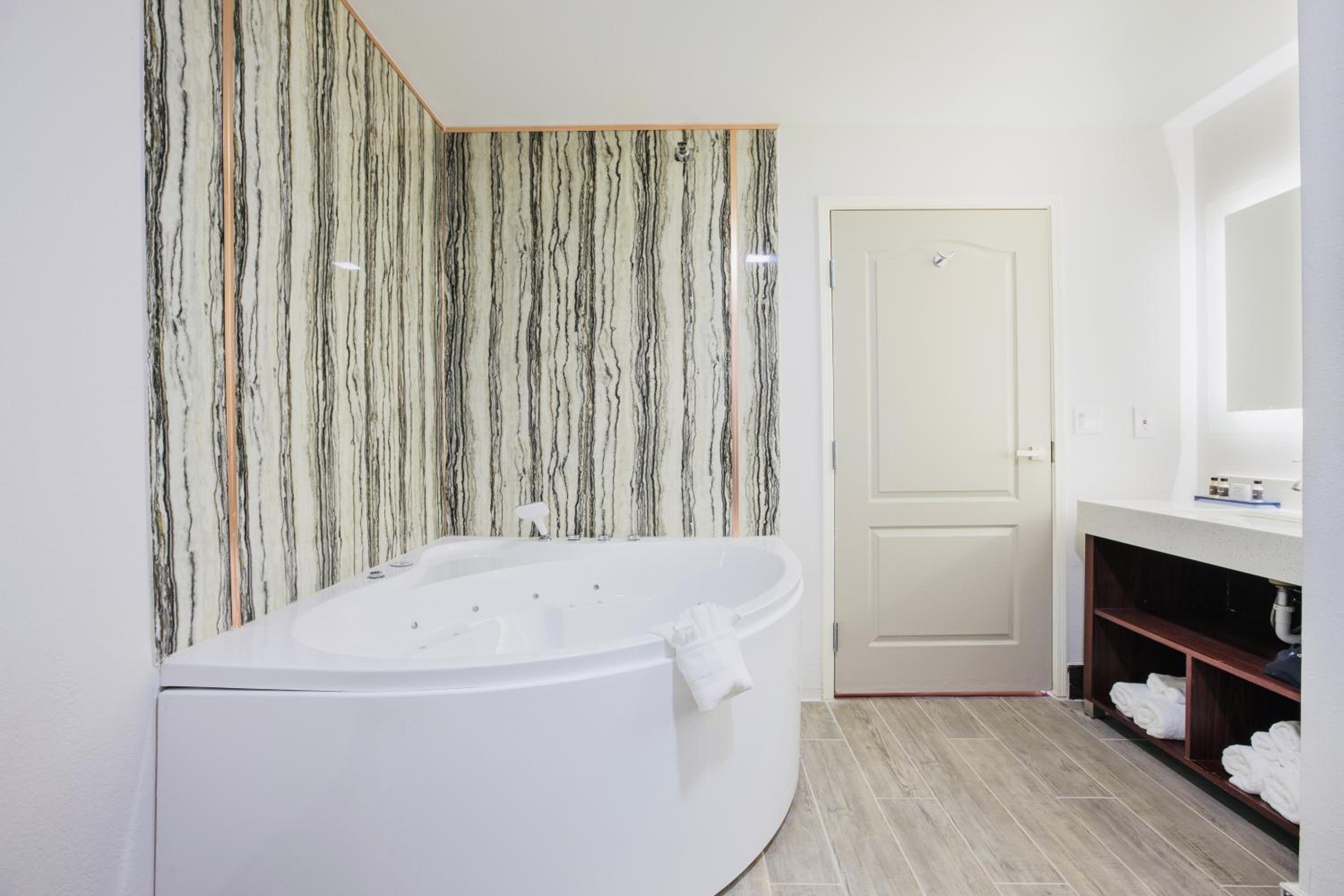 Superior King Suite - Non-smoking - Photo 4