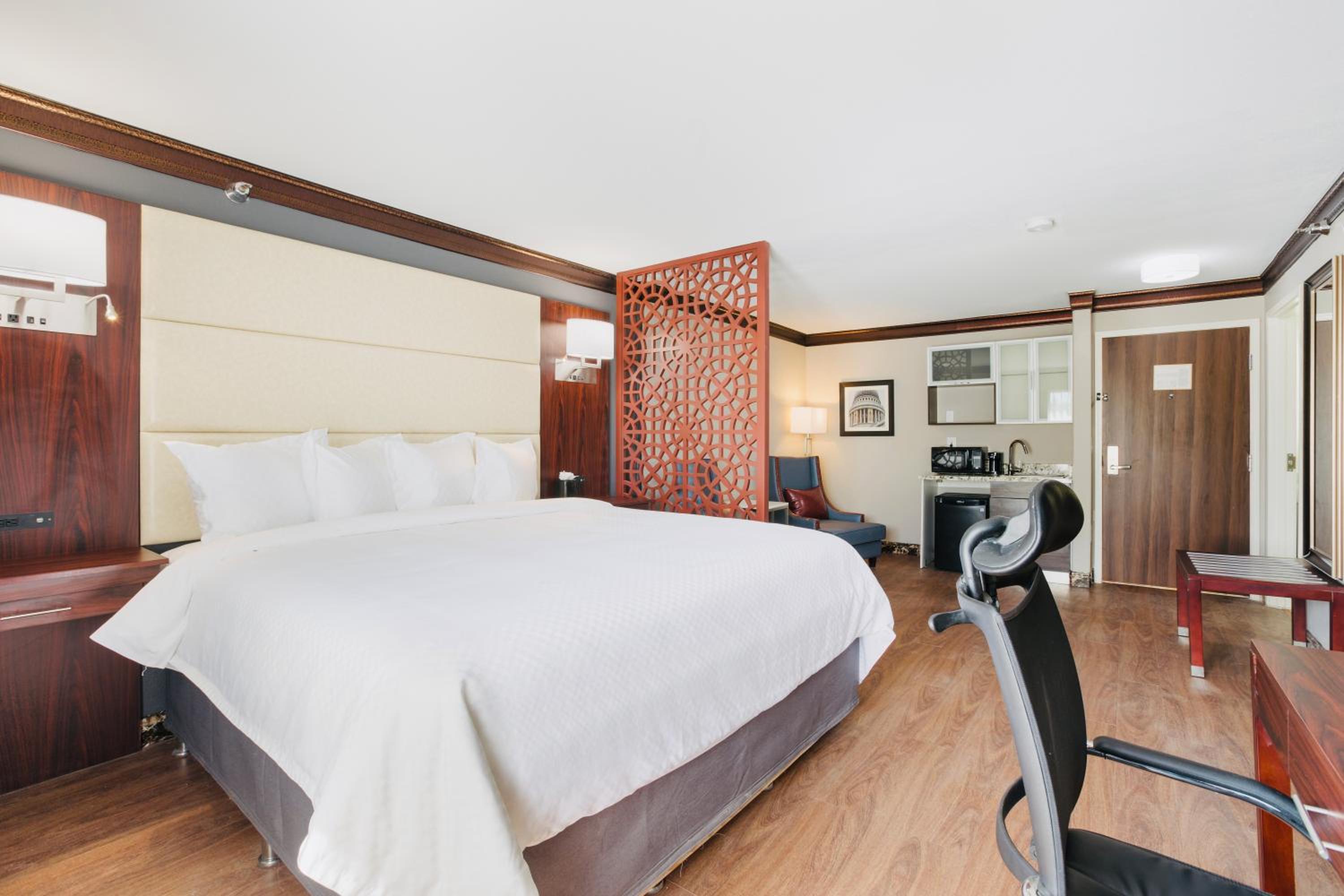 King Suite with Whirlpool - Non-smoking - Photo 1