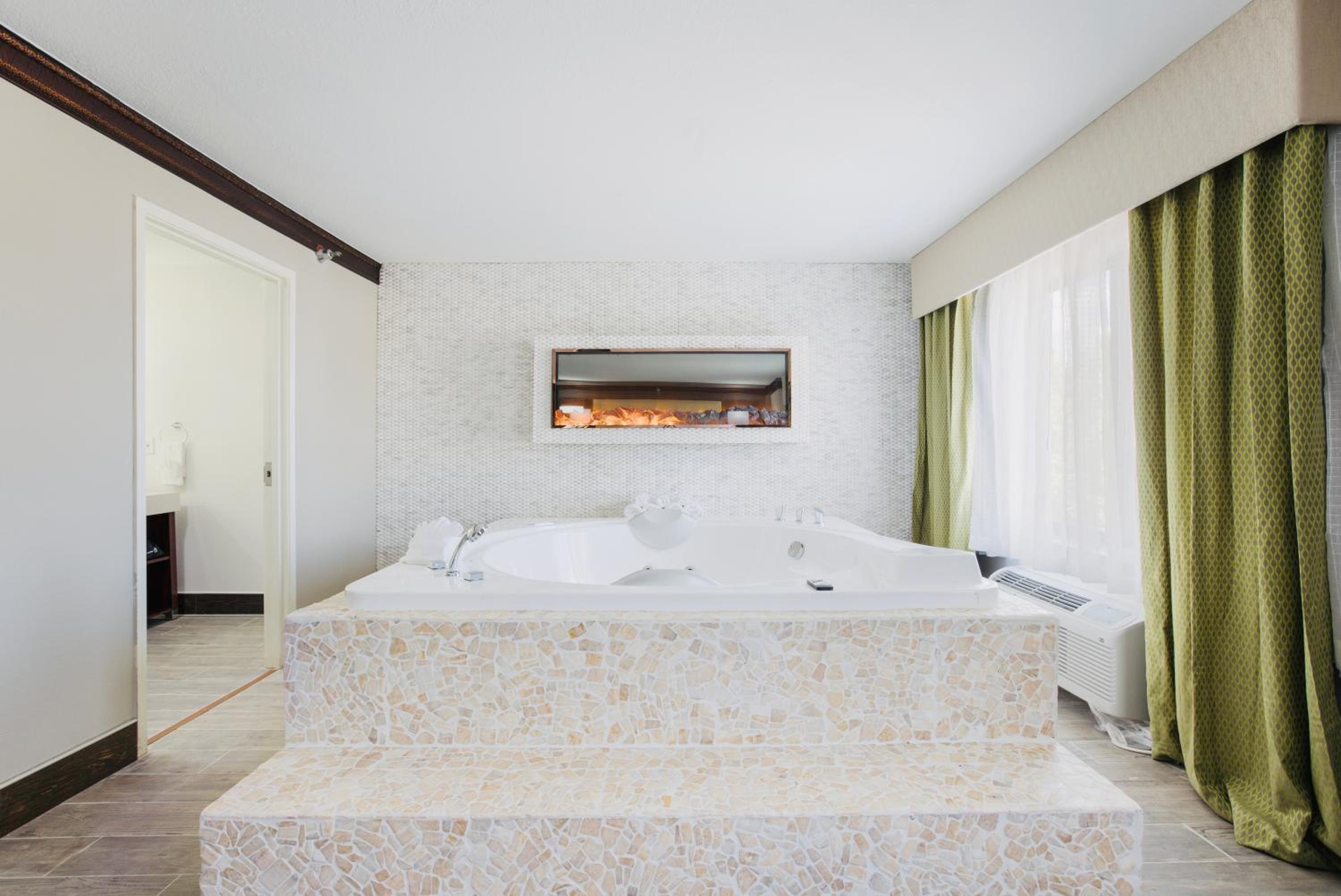 King Corner Suite with Whirlpool - Non Smoking - Photo 1